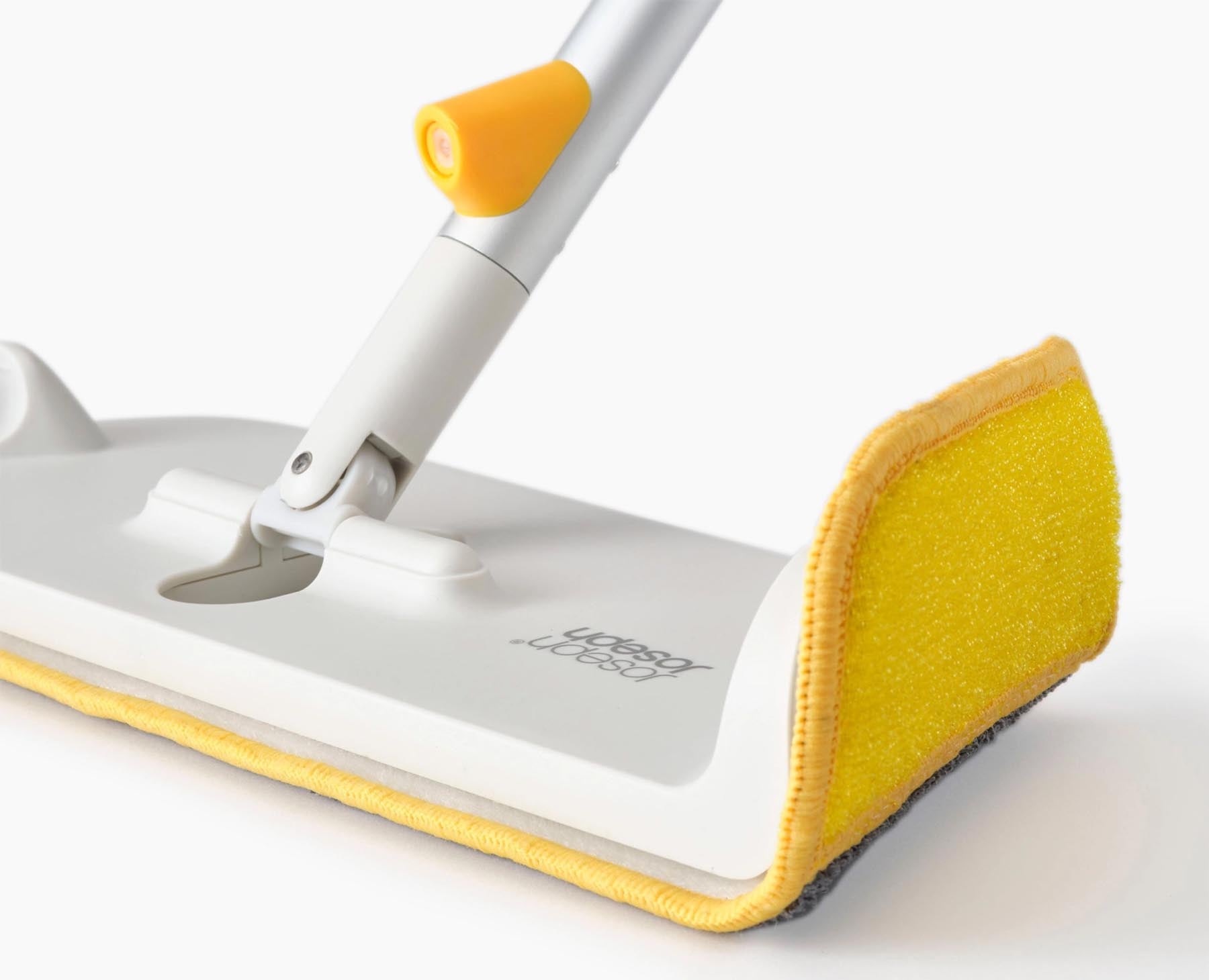 Der CleanTech Sprühmopp in light stone von Joseph Joseph bietet eine innovative Lösung für effizientes Wischen mit einem eleganten, modernen Look.