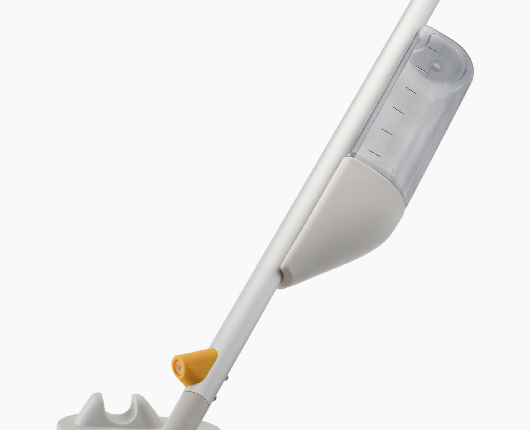 Der CleanTech Sprühmopp in light stone von Joseph Joseph bietet eine innovative Lösung für effizientes Wischen und Reinigung in modernen Haushalten.