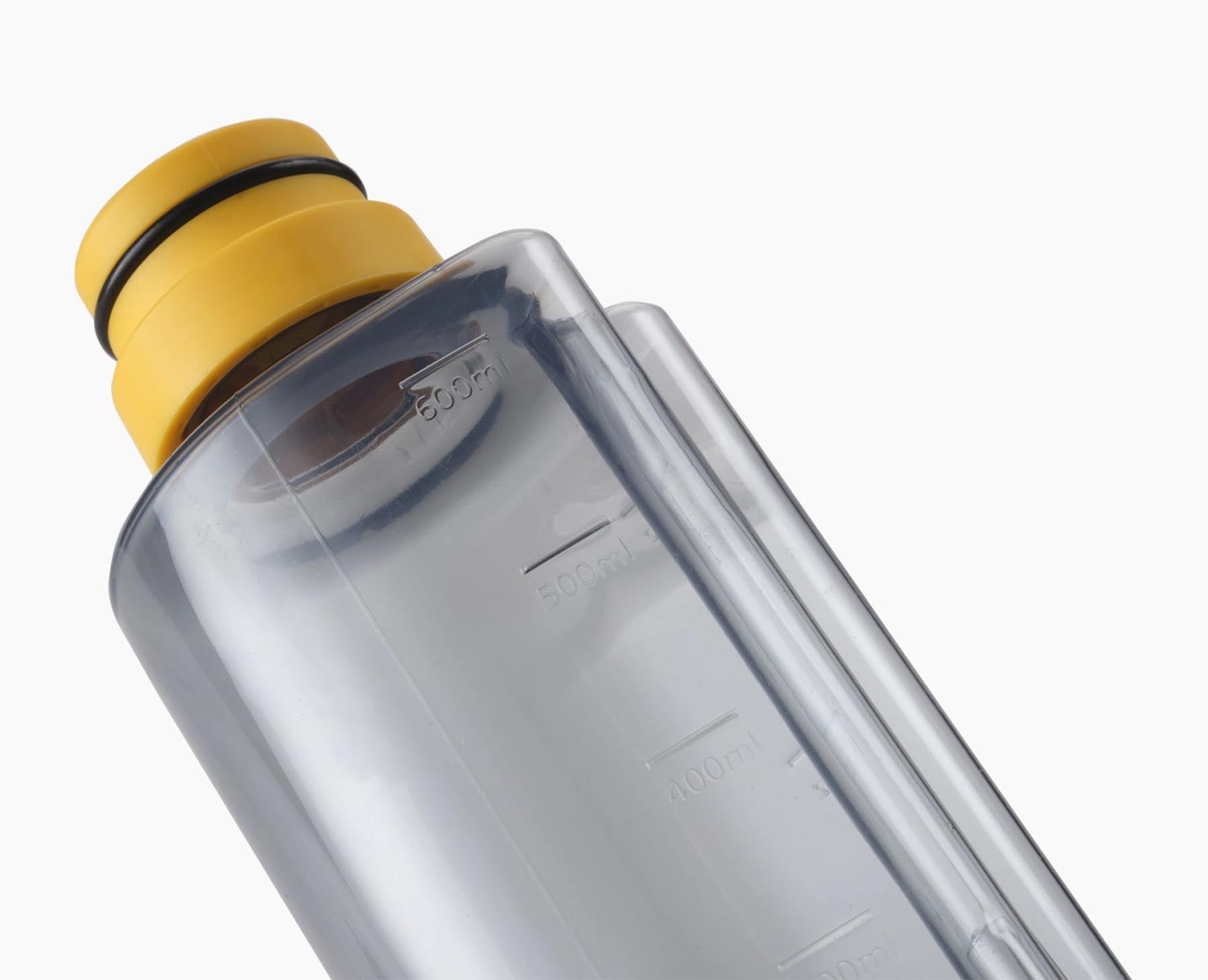 Der CleanTech Sprühmopp in light stone von Joseph Joseph kombiniert modernes Design mit Funktionalität für müheloses Wischen und Reinigen.