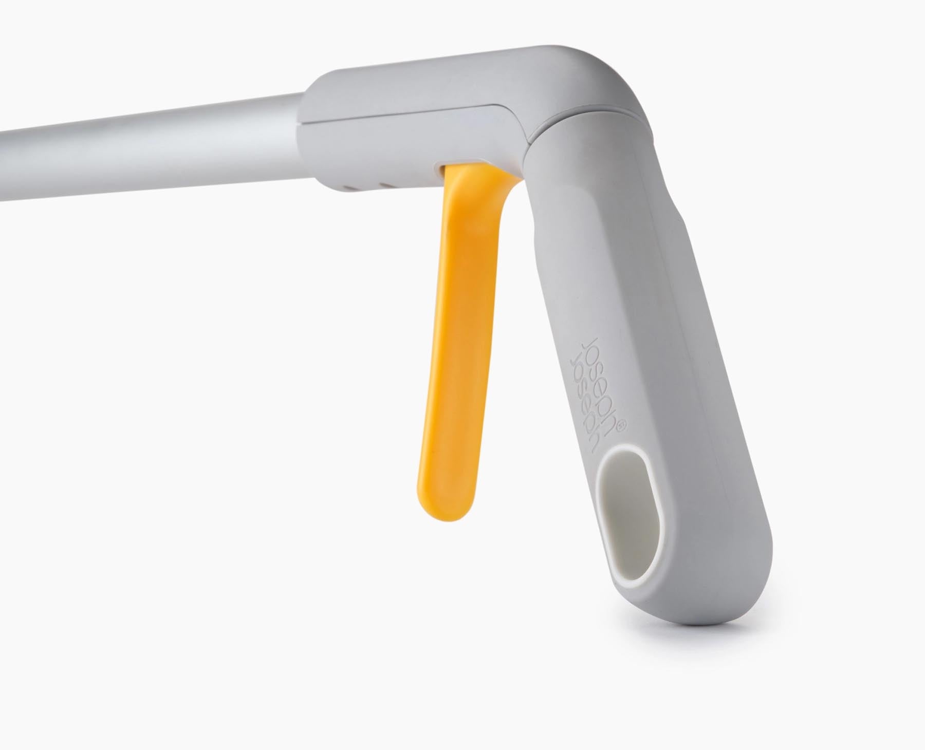 Der CleanTech Sprühmopp in light stone von Joseph Joseph bietet eine effiziente Reinigungslösung mit ergonomischem Design und praktischer Sprühfunktion.