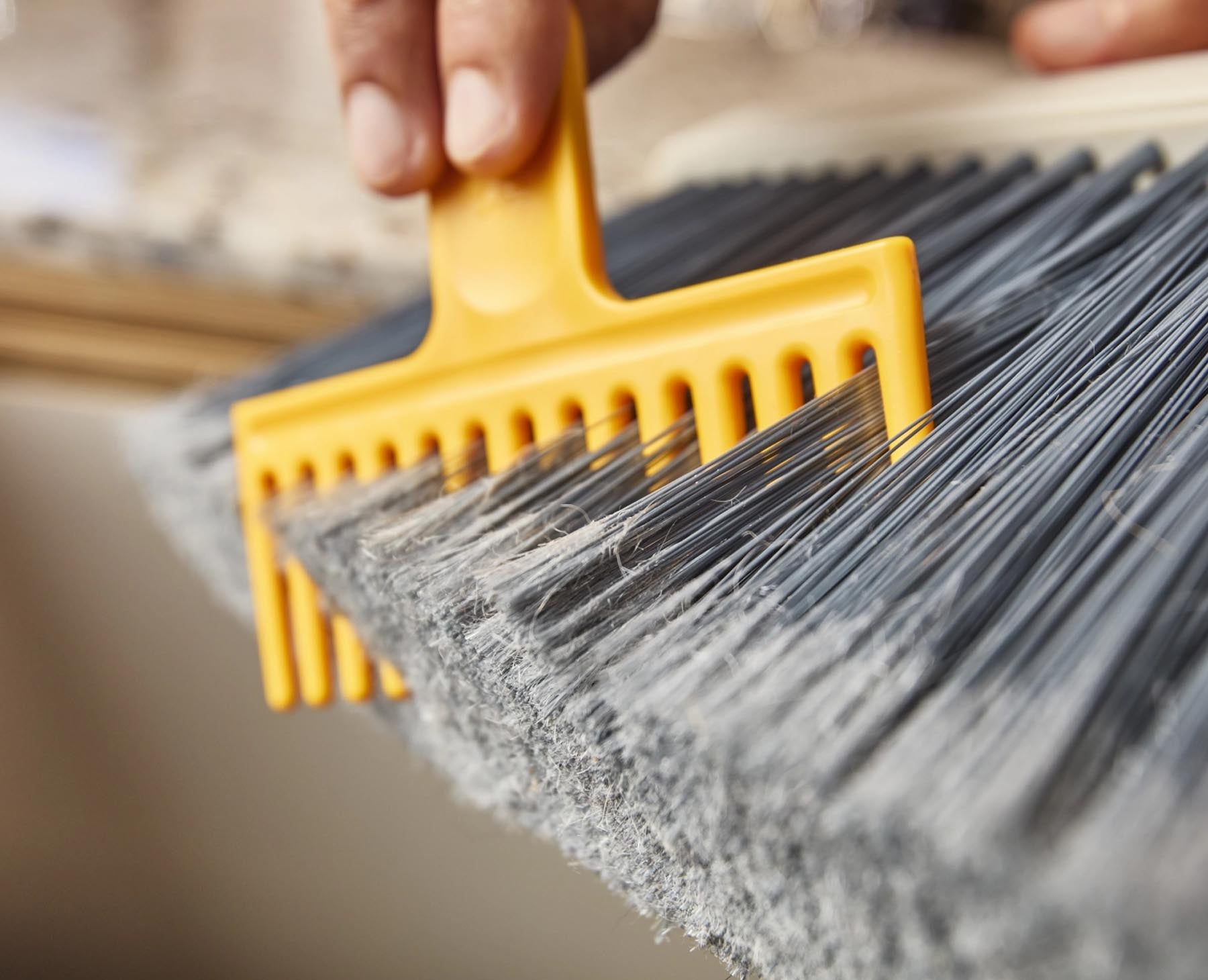 Eleganter CleanTech Besen in Steinfarbe, ideal für effektive Reinigung und platzsparende Wandmontage. Perfekt für jedes Zuhause.