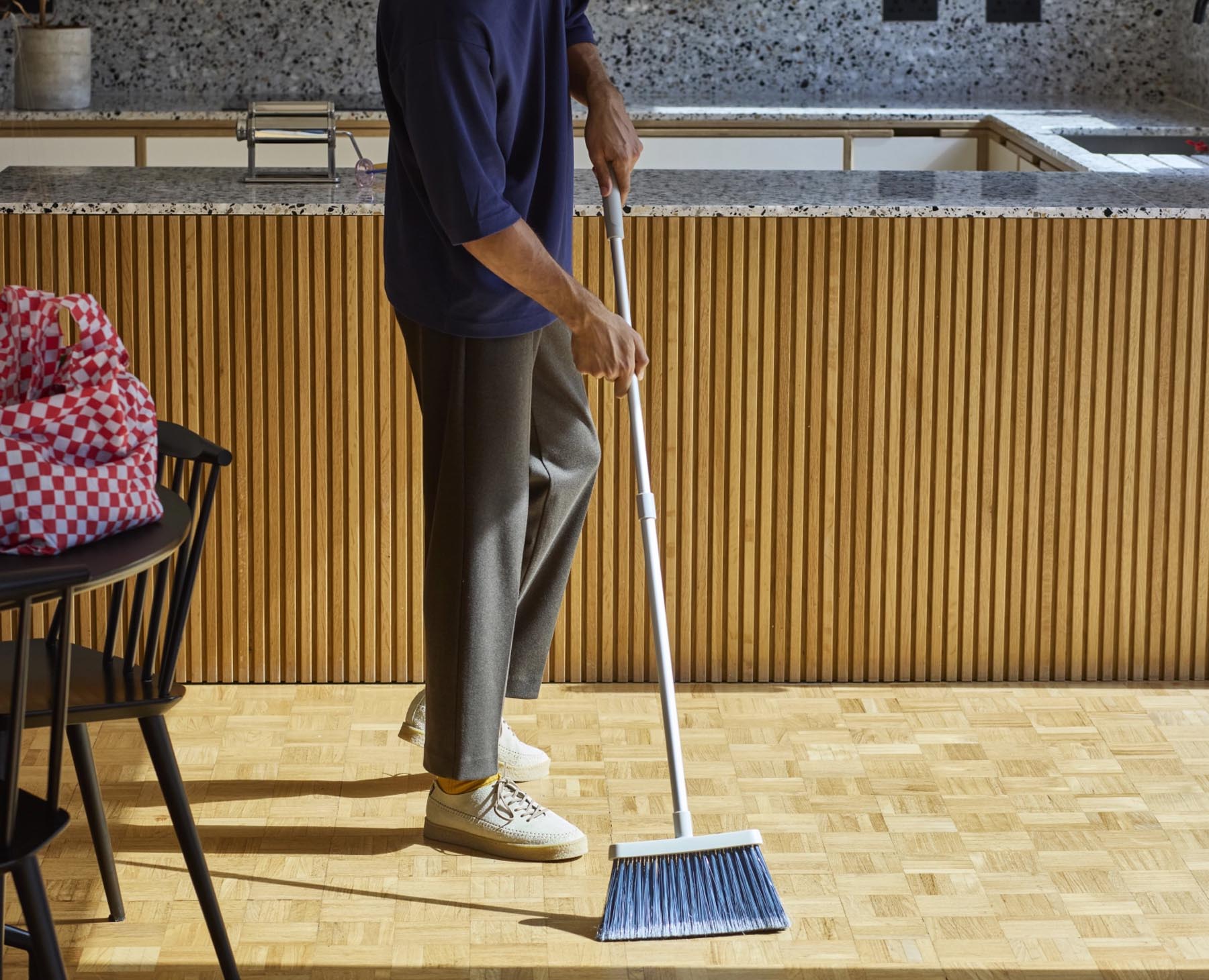 Eleganter CleanTech Besen in Steinfarbe, ideal für effektive Reinigung und platzsparende Wandaufbewahrung. Perfekt für jedes Zuhause.