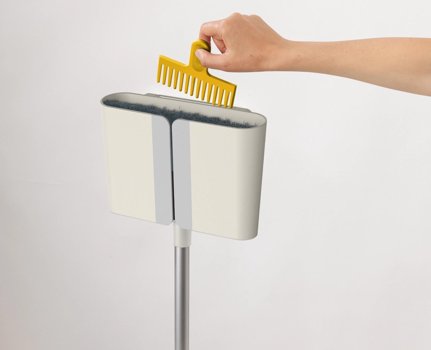 Stylischer CleanTech Besen in modernem Steinfarbton, perfekt für gründliche Reinigung und inklusive praktischer Wandhalterung zur einfachen Aufbewahrung.