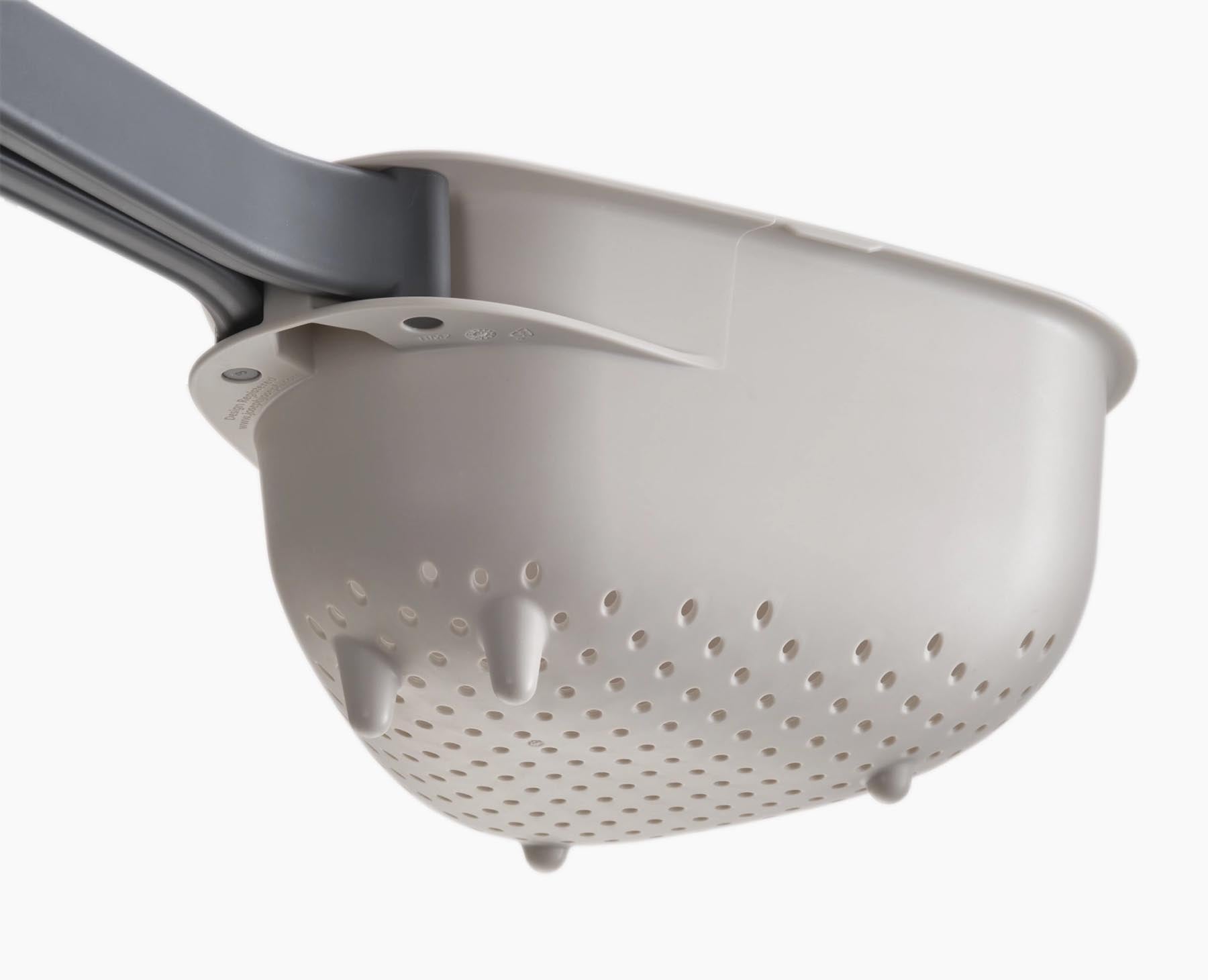 Faltbares Küchensieb in elegantem Stein-Grau, ideal zum Abtropfen und Sieben von Lebensmitteln. Praktisch und platzsparend für jede Küche.