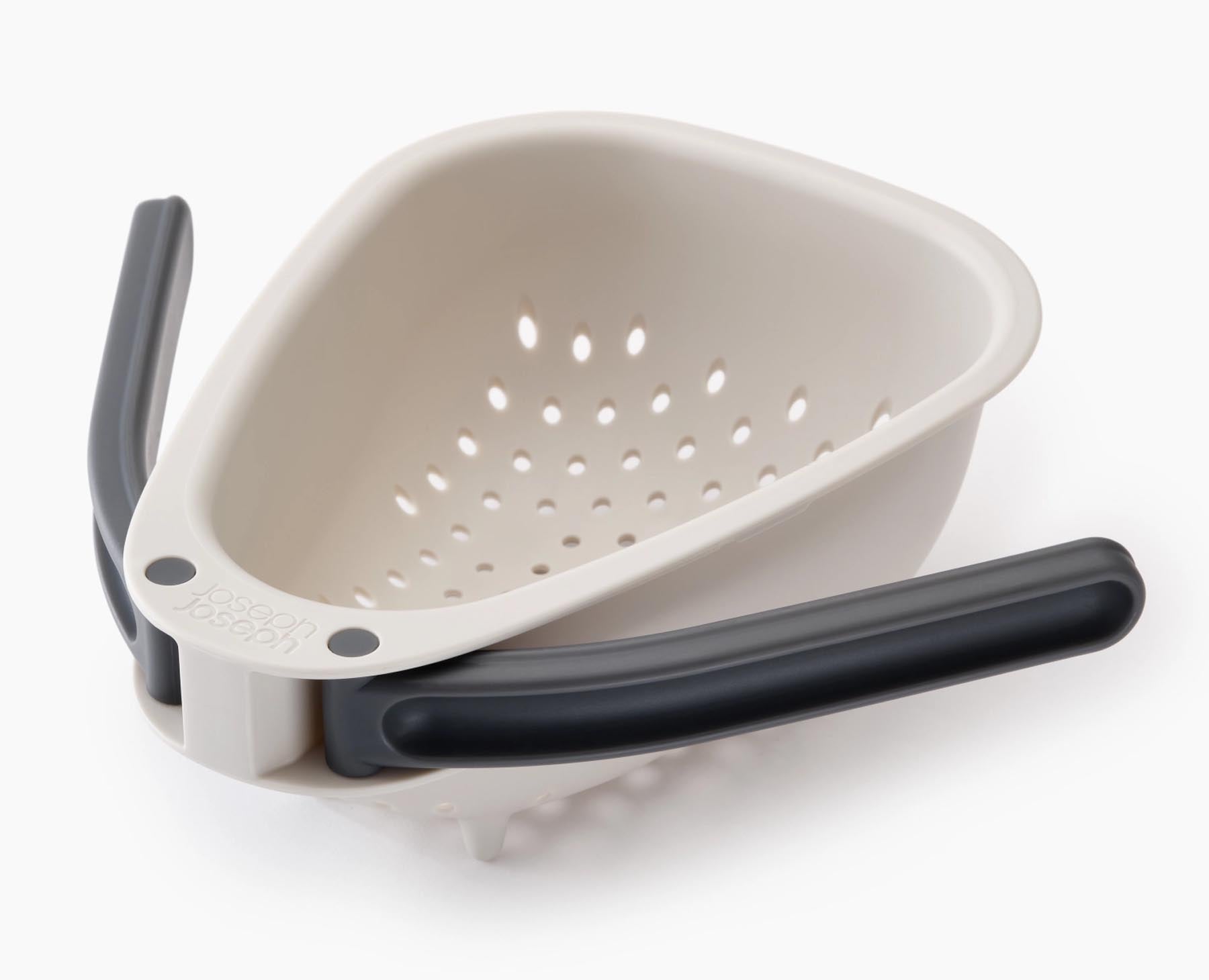 Kompaktes Küchensieb in stilvollem Stein-Grau, perfekt für das Abtropfen von Lebensmitteln. Funktionales Design von Joseph Joseph.