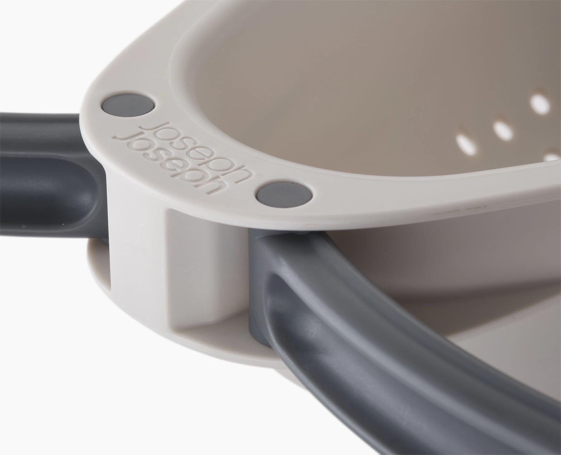 Kompaktes Küchensieb "Droplet" in stilvollem Stein-Grau, perfekt zum Abtropfen von Lebensmitteln, mit praktischen Maßen für müheloses Arbeiten.