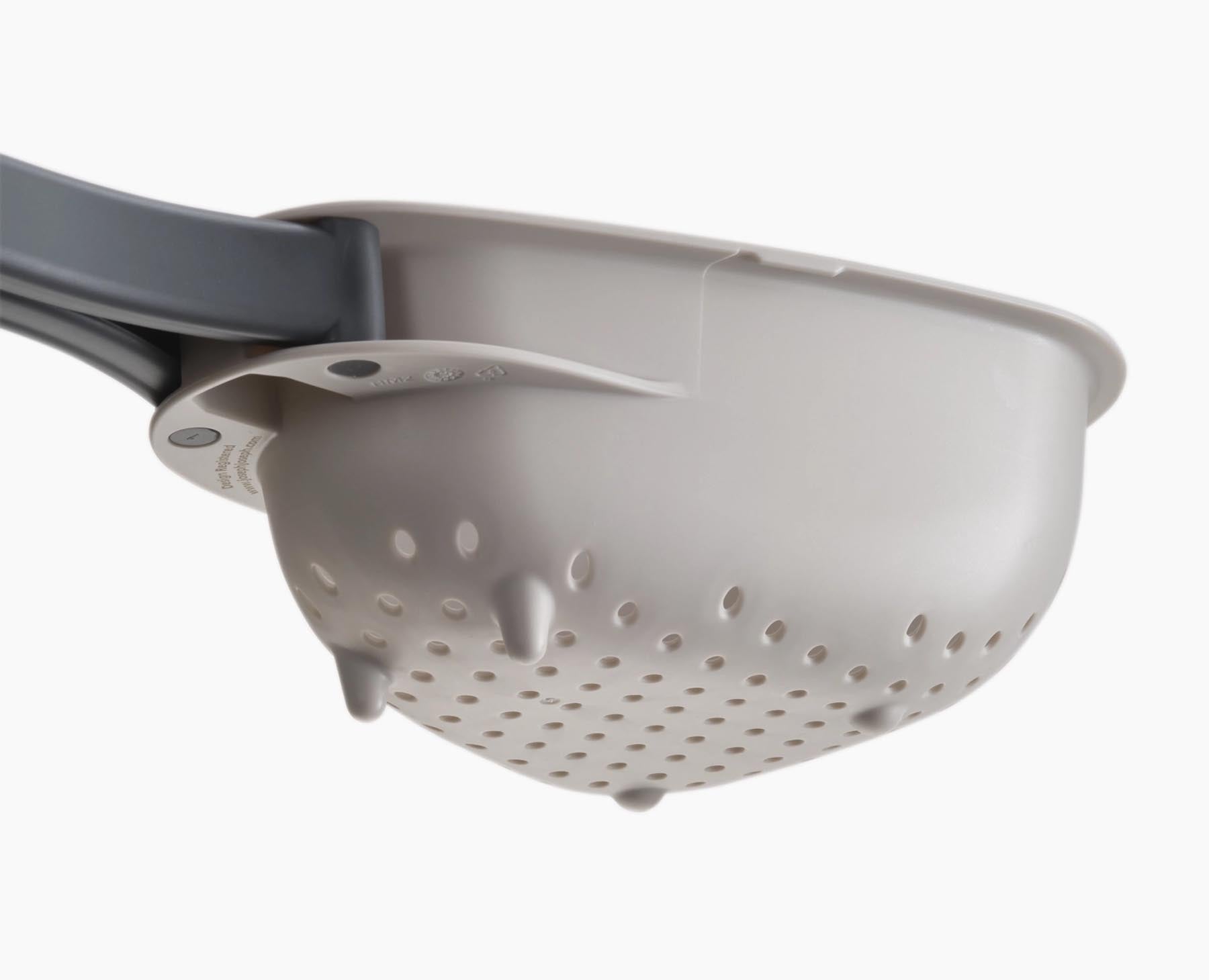 Elegantes Küchensieb "Droplet" in modernem Stein-Grau, ideal für das Abtropfen von Obst und Gemüse, kompakte Größe für einfache Handhabung.