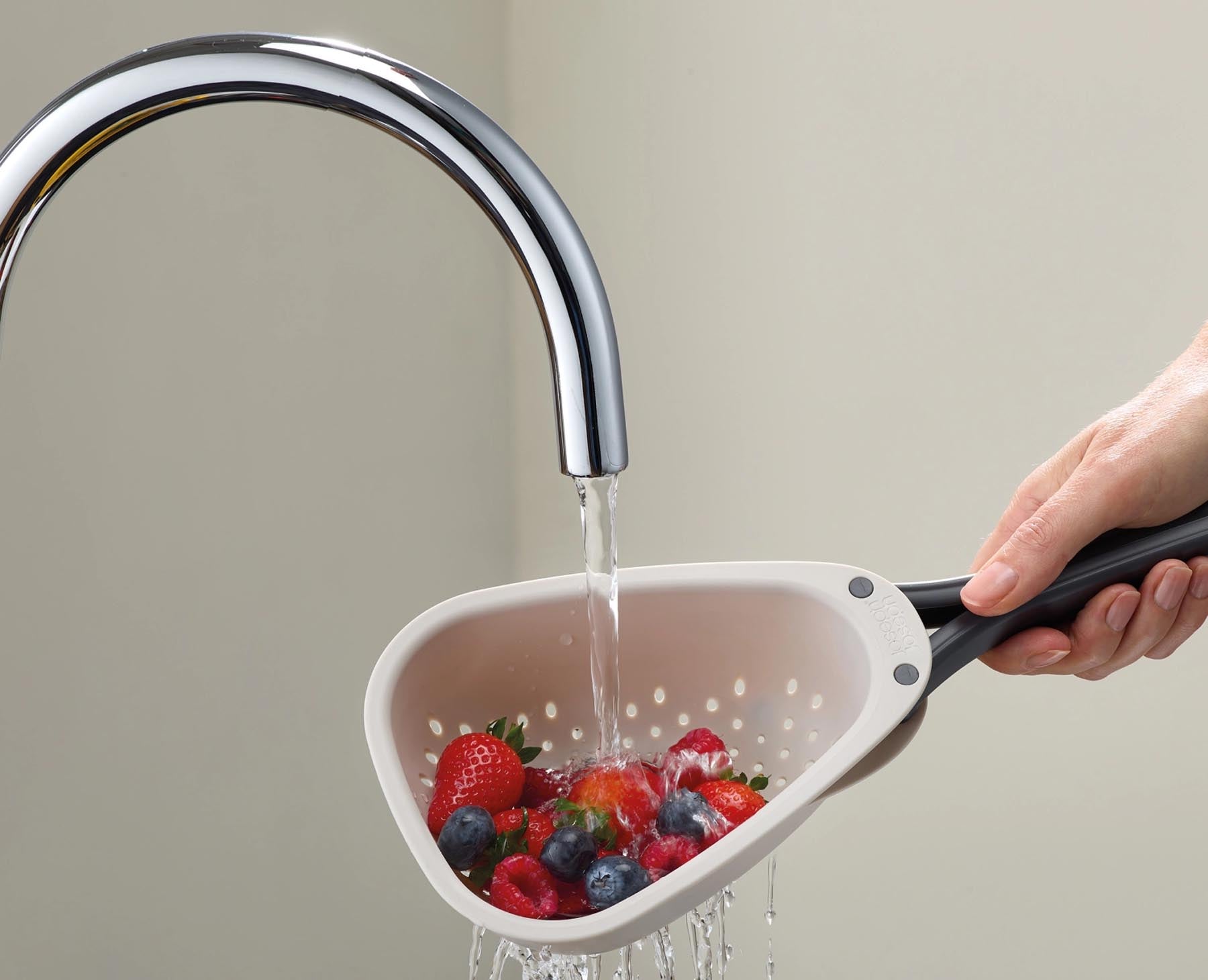 Kompaktes Küchensieb "Droplet" in stilvollem Stein-Grau, perfekt zum Abtropfen von Lebensmitteln, mit durchdachtem Design für einfache Nutzung.