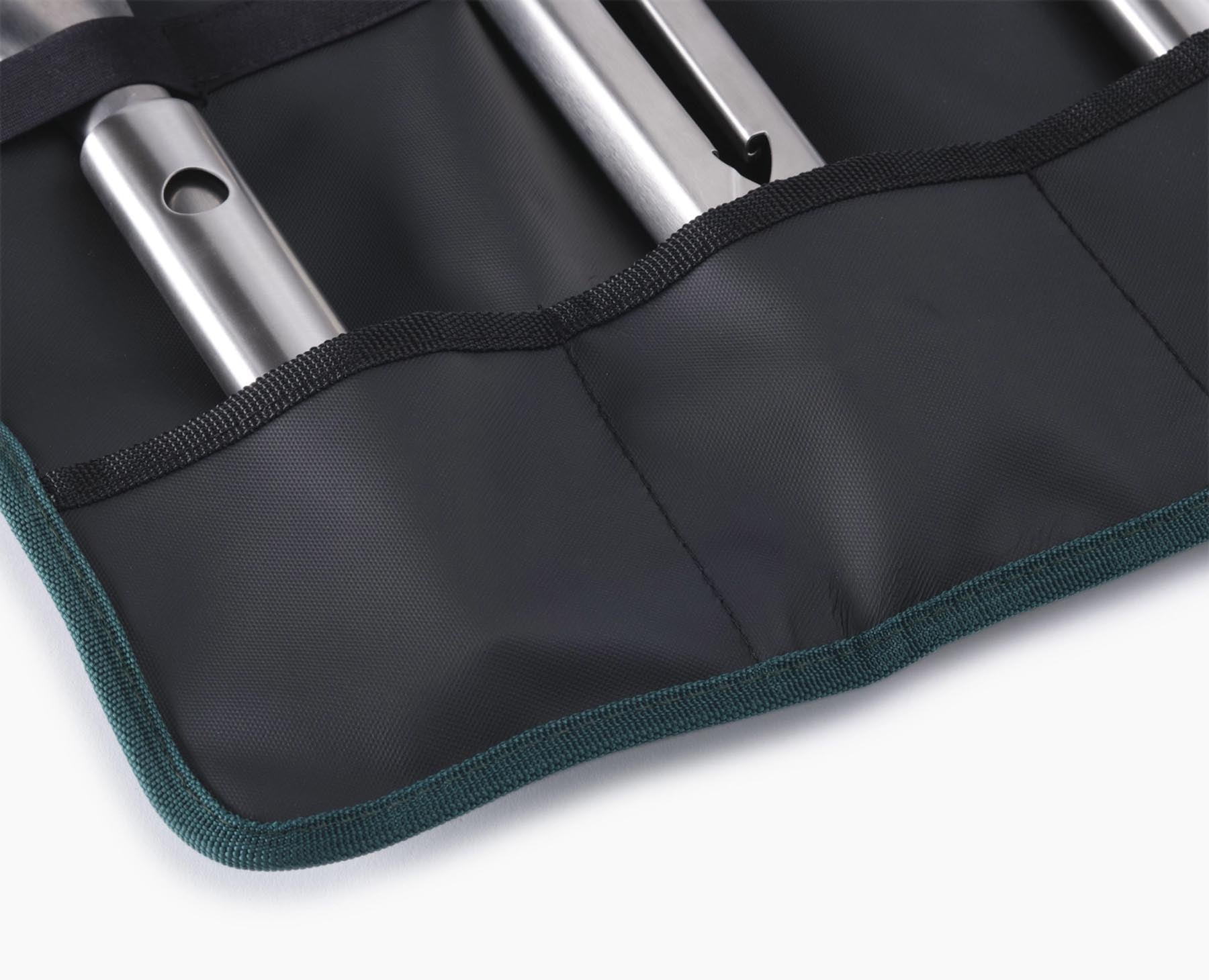 Elegantes 4-teiliges BBQ-Utensilien Set aus Edelstahl von Joseph Joseph, ideal für Grillliebhaber und Outdoor-Kochabenteuer.