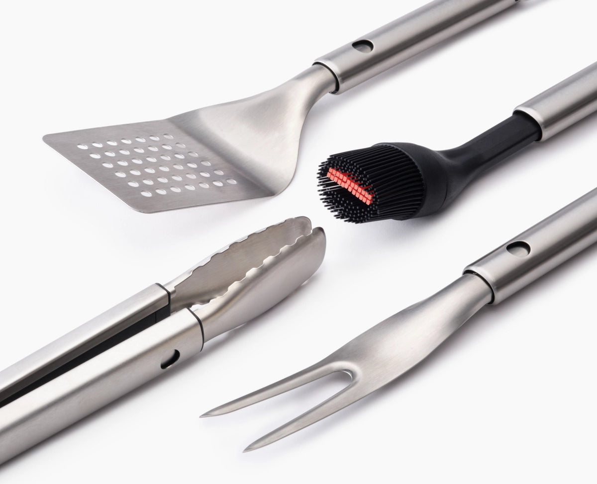 4er Set GrillOut BBQ-Utensilien Set mit Etui Edelstahl in Silber präsentiert im Onlineshop von KAQTU Design AG. Grillbesteck ist von Joseph Joseph
