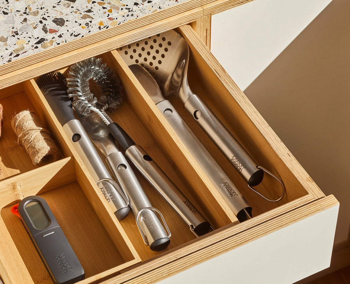 4er Set GrillOut BBQ-Utensilien Set mit Etui Edelstahl in Silber präsentiert im Onlineshop von KAQTU Design AG. Grillbesteck ist von Joseph Joseph