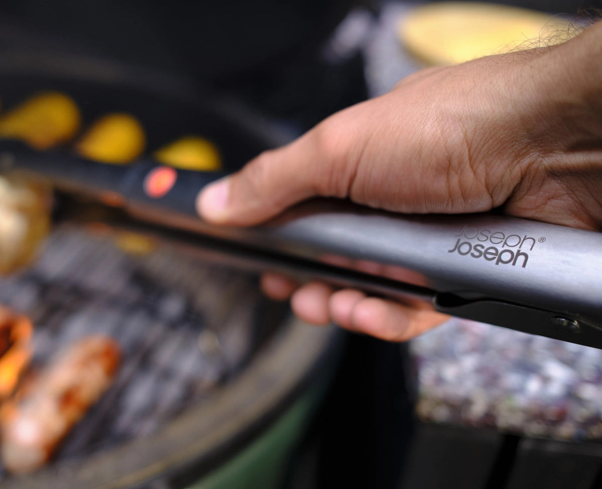 2er Set GrillOut BBQ Wender und Zange Edelstahl in Silber präsentiert im Onlineshop von KAQTU Design AG. Grillbesteck ist von Joseph Joseph