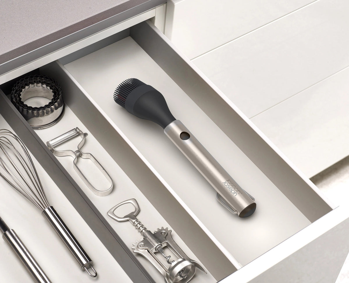 GrillOut BBQ Pinsel einziehbarer Kopf Silikon 34.9-27.5cm in Silber präsentiert im Onlineshop von KAQTU Design AG. Grillbesteck ist von Joseph Joseph