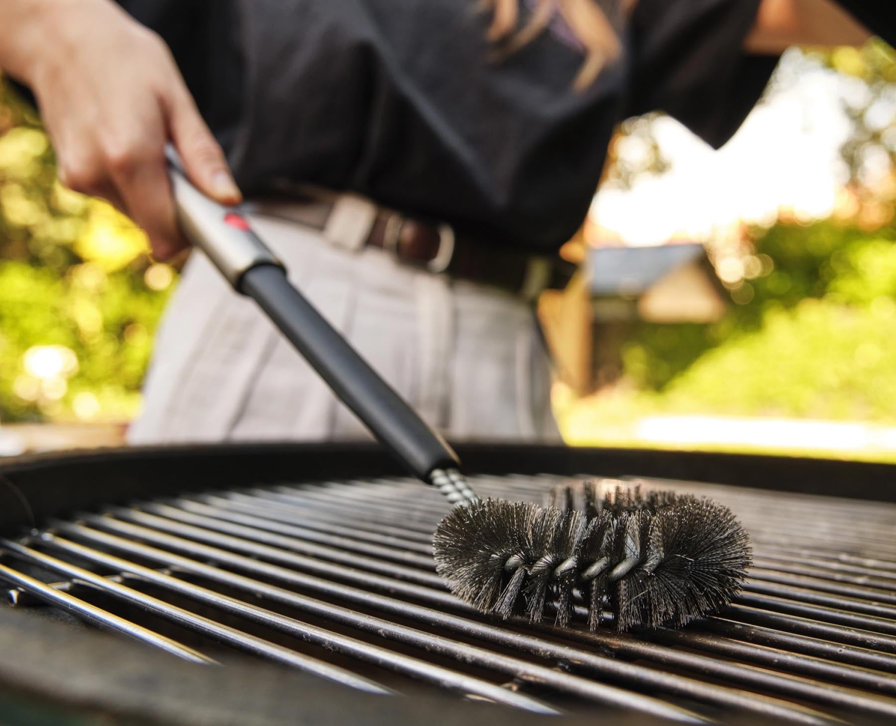 Praktische Grillbürste von Joseph Joseph mit ausziehbarem Kopf, ideal für die gründliche Reinigung von Grillflächen und engen Stellen.