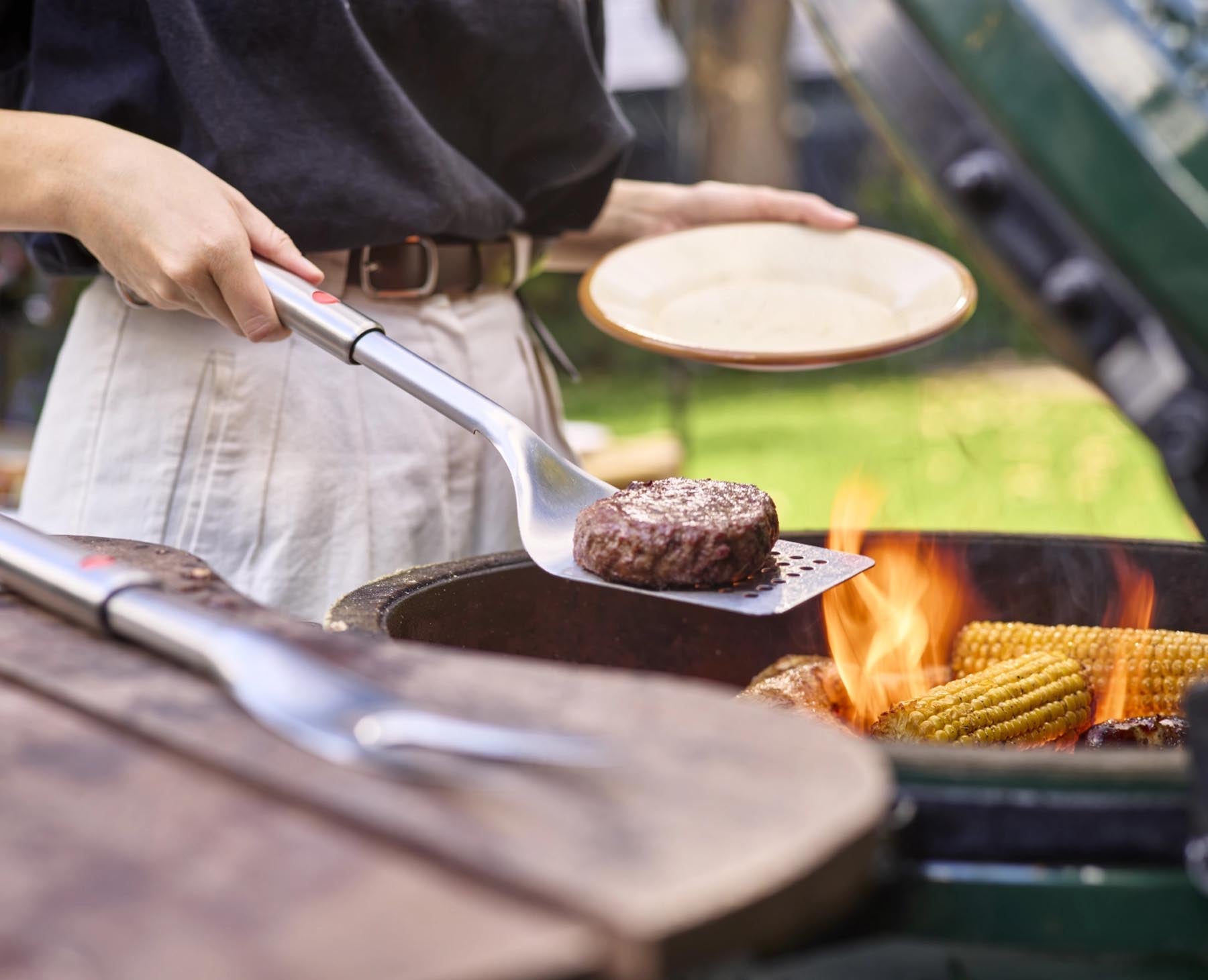 Praktischer Grillwender aus Edelstahl mit flexiblem Kopf, ideal für das Wenden von Grillgut und platzsparend verstaubar.