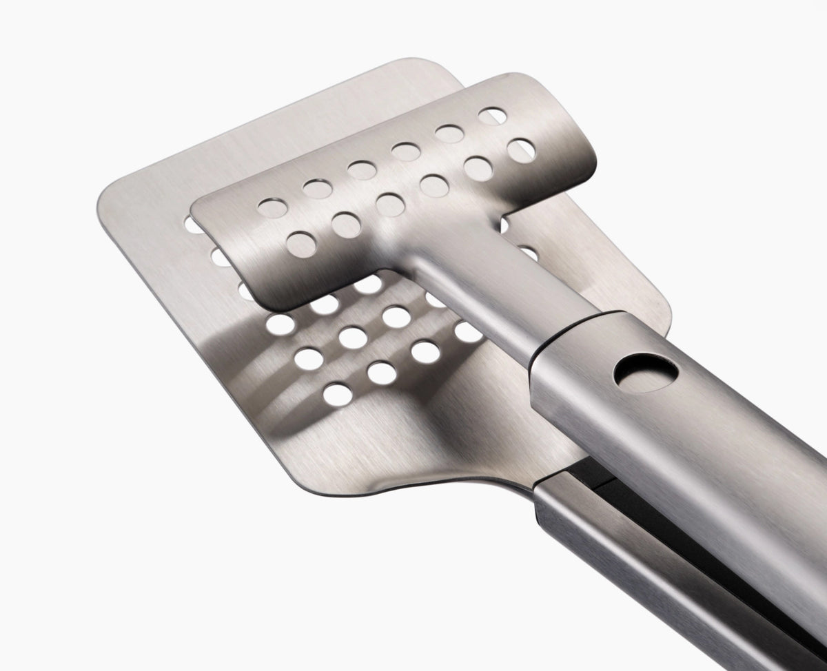 GrillOut BBQ Wender mit Zange einziehbarer Kopf 44.8x36cm in Silber präsentiert im Onlineshop von KAQTU Design AG. Grillbesteck ist von Joseph Joseph