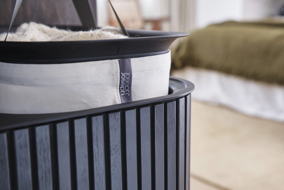 Tota Twin Luxe Wäschekorb 90l black in Schwarz präsentiert im Onlineshop von KAQTU Design AG. Wäschekorb ist von Joseph Joseph