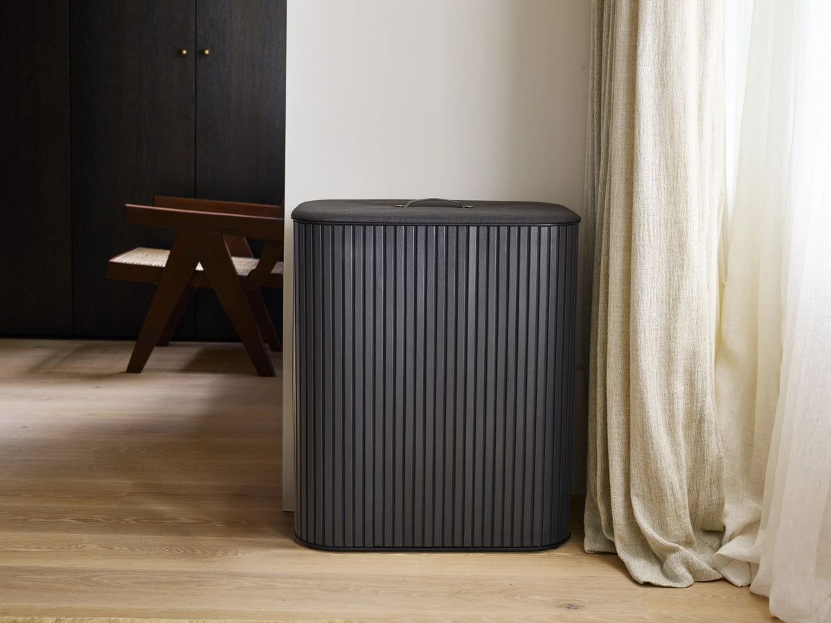 Tota Twin Luxe Wäschekorb 90l black in Schwarz präsentiert im Onlineshop von KAQTU Design AG. Wäschekorb ist von Joseph Joseph