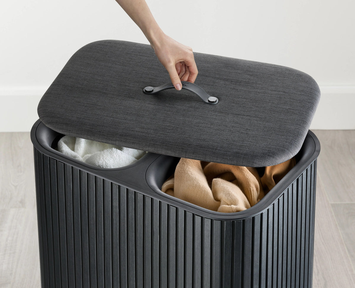 Tota Twin Luxe Wäschekorb 90l black in Schwarz präsentiert im Onlineshop von KAQTU Design AG. Wäschekorb ist von Joseph Joseph