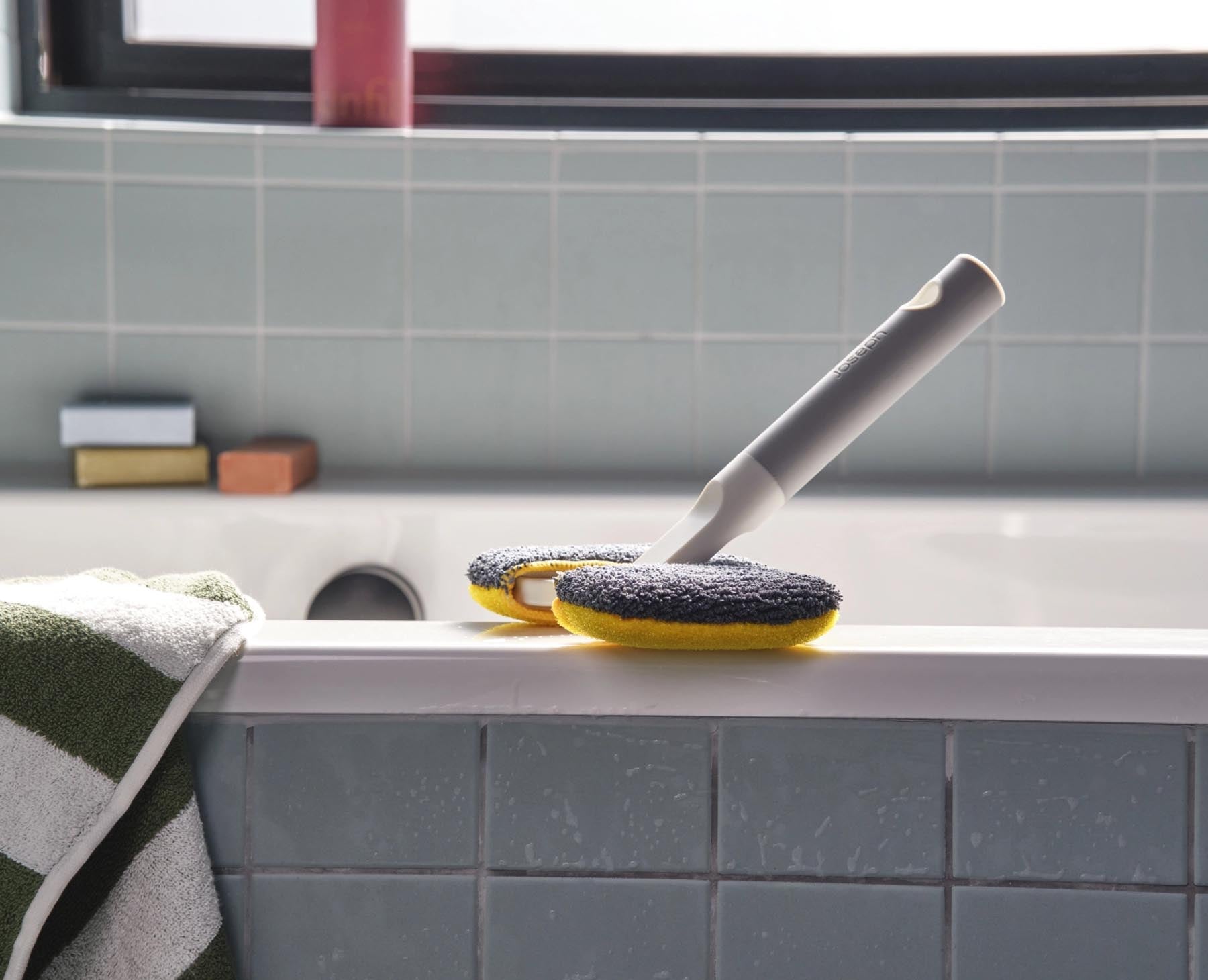 Eleganter CleanTech 2-in-1 Bodenschrubber in hellem Stein, ideal für effiziente Reinigung und mühelosen Einsatz in jedem Zuhause.