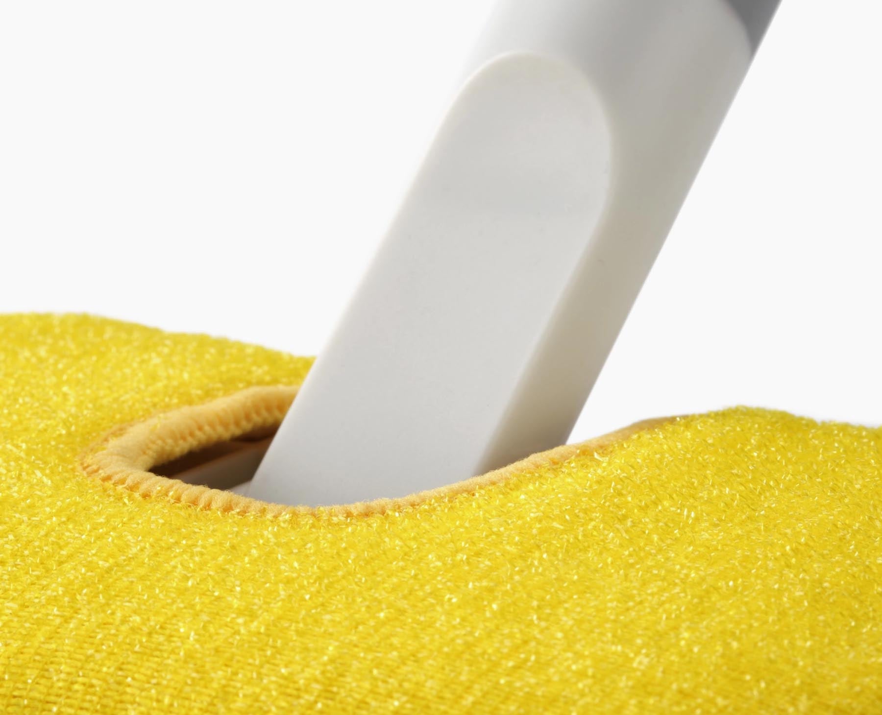Der CleanTech 2-in-1 Bodenschrubber in elegantem Lichtstein bietet effiziente Reinigungslösungen für jeden Haushalt und überzeugt durch sein modernes Design.