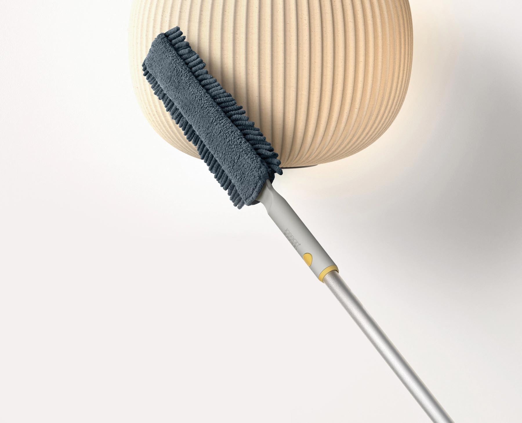 Eleganter CleanTech Staubwedel in light stone, ideal für müheloses Staubwischen und platzsparende Aufbewahrung in der Hülle.
