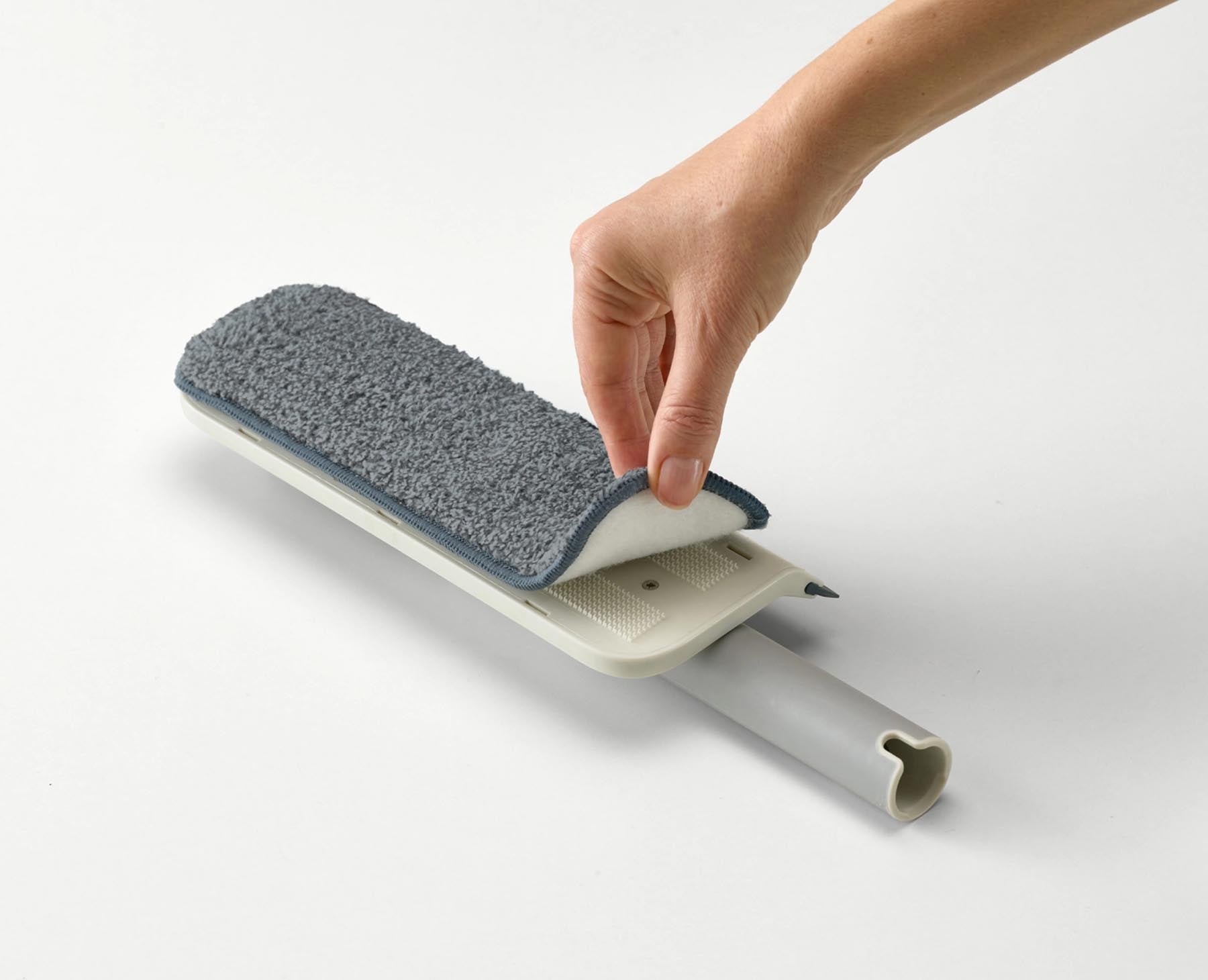 Stylischer CleanTech 2-in-1 Abzieher in sanftem Lichtstein-Grau, perfekt für müheloses Reinigen und Trocknen von glatten Oberflächen.