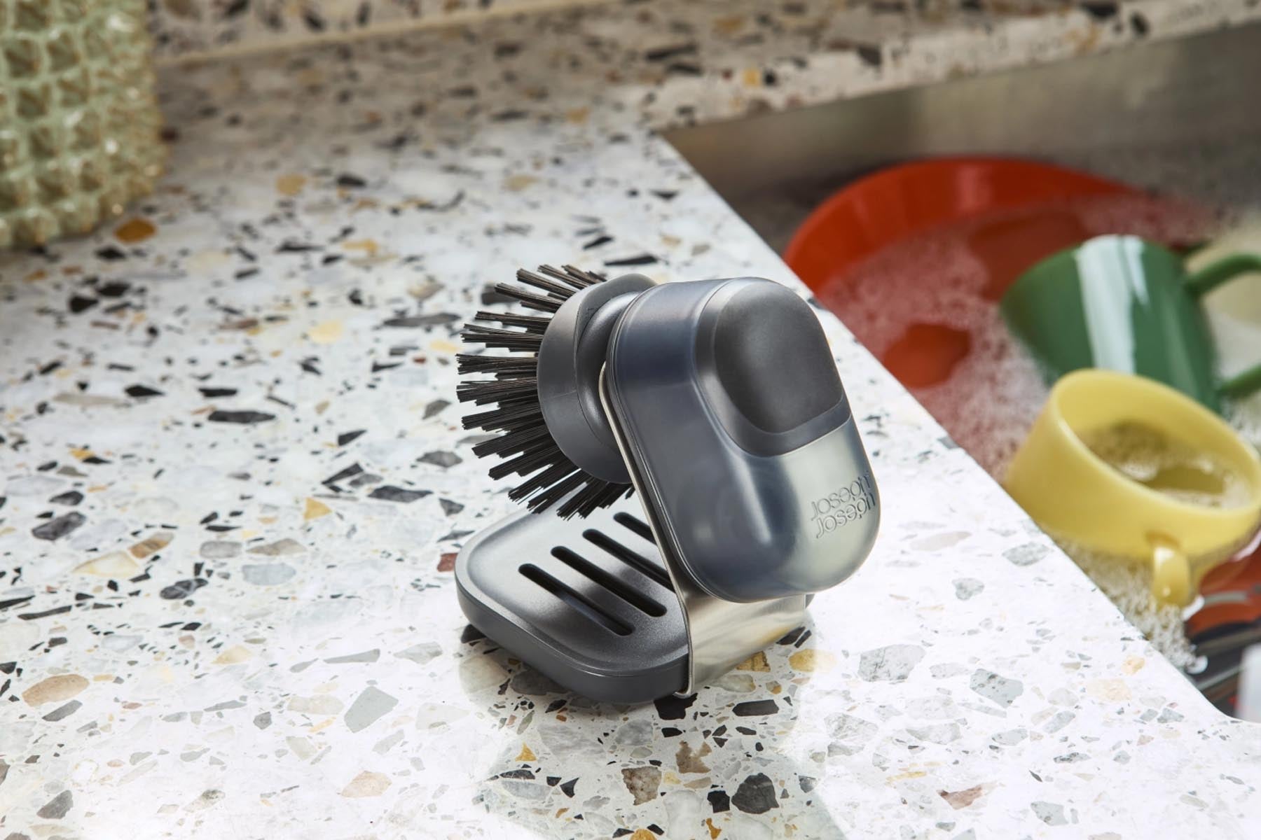 Praktischer SinkTech Seifenspender mit integrierter Handbürste und Halterung, ideal für die Spüle. Kompakte Größe 11.8x9.2cm in elegantem Schwarz.