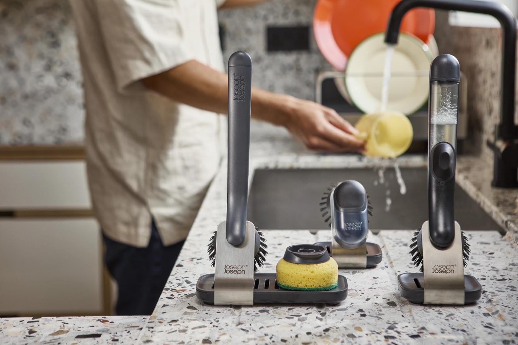 Eleganter SinkTech Seifenspender von Joseph Joseph mit integrierter Handbürste und Halterung. Perfekt für eine saubere und organisierte Küchenspüle.