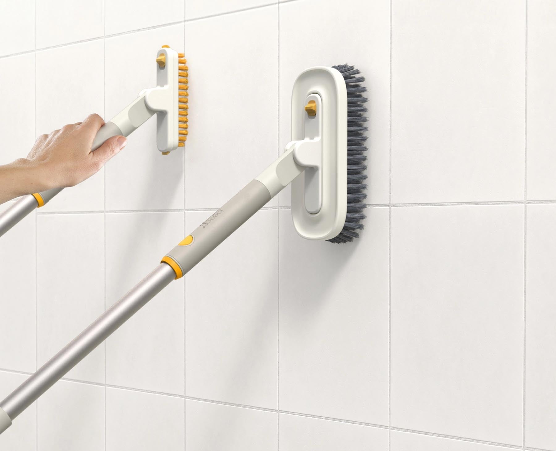 Praktisches Reinigungsset in sanftem light stone von Joseph Joseph, perfekt für effektive Reinigung und modernes Wohndesign.