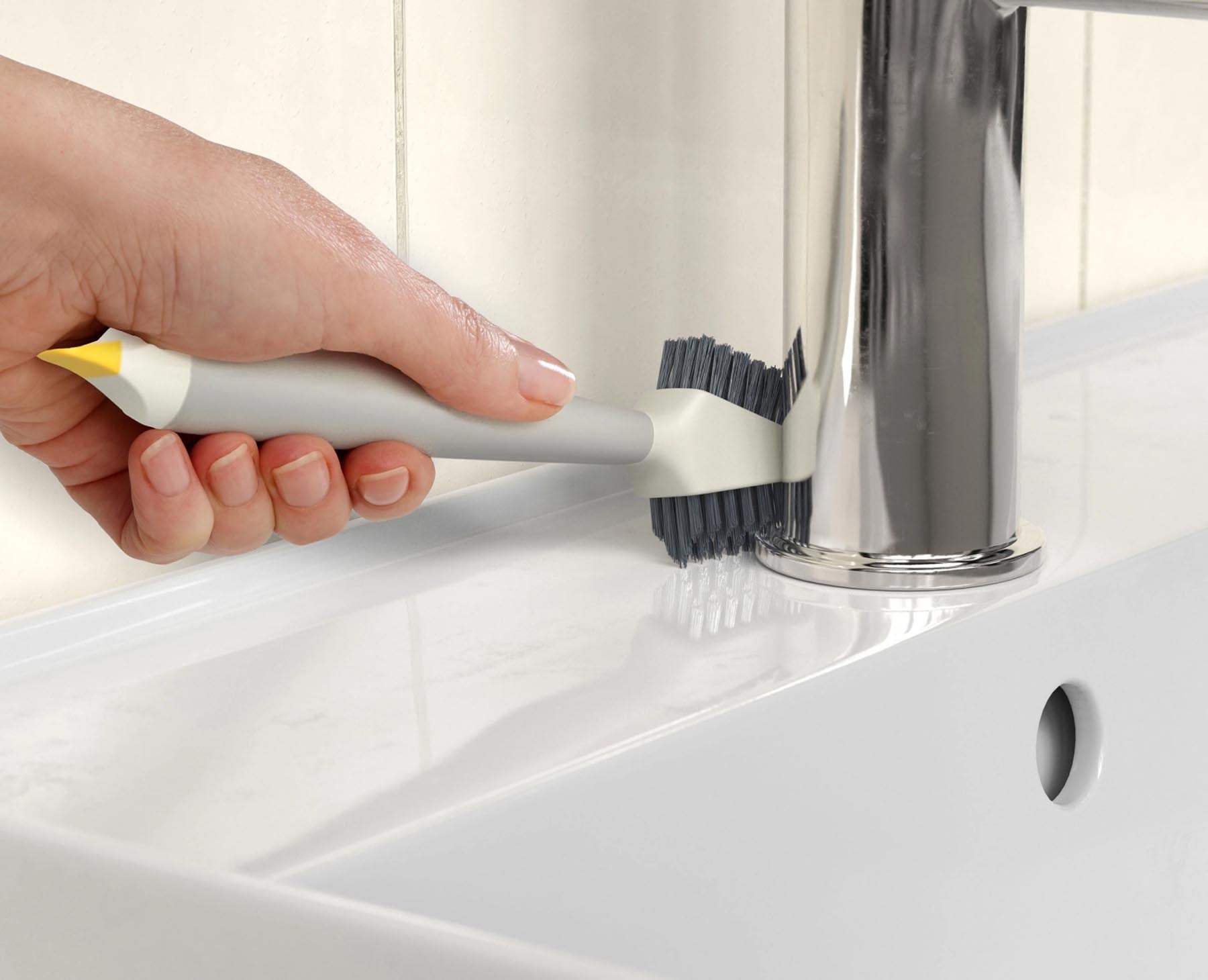Praktisches Reinigungsset in sanftem light stone von Joseph Joseph, perfekt für effektive Reinigung und modernes Wohndesign.