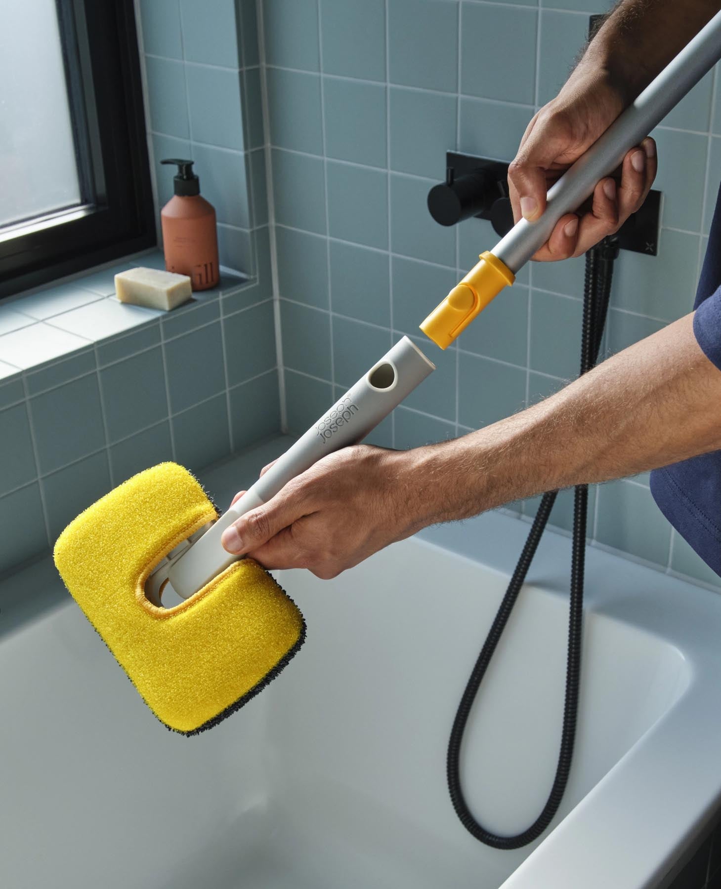Eleganter CleanTech Teleskoparm in light stone von Joseph Joseph, perfekt für müheloses Reinigen und Wäschemanagement. Funktional und modern.