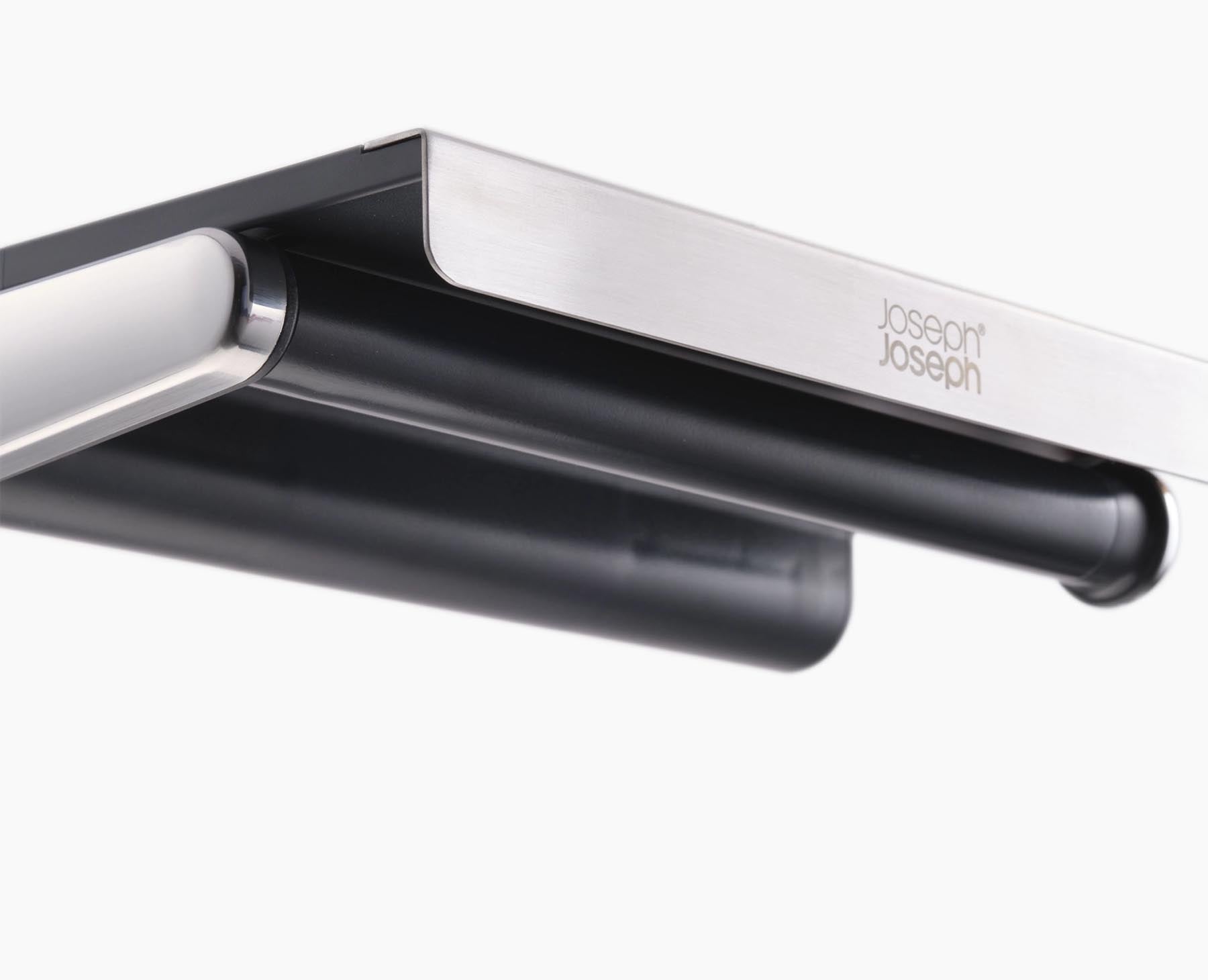 Eleganter RollGrip Küchenrollenhalter von Joseph Joseph, ausziehbar und platzsparend, perfekt für die Unterablage in jeder modernen Küche.