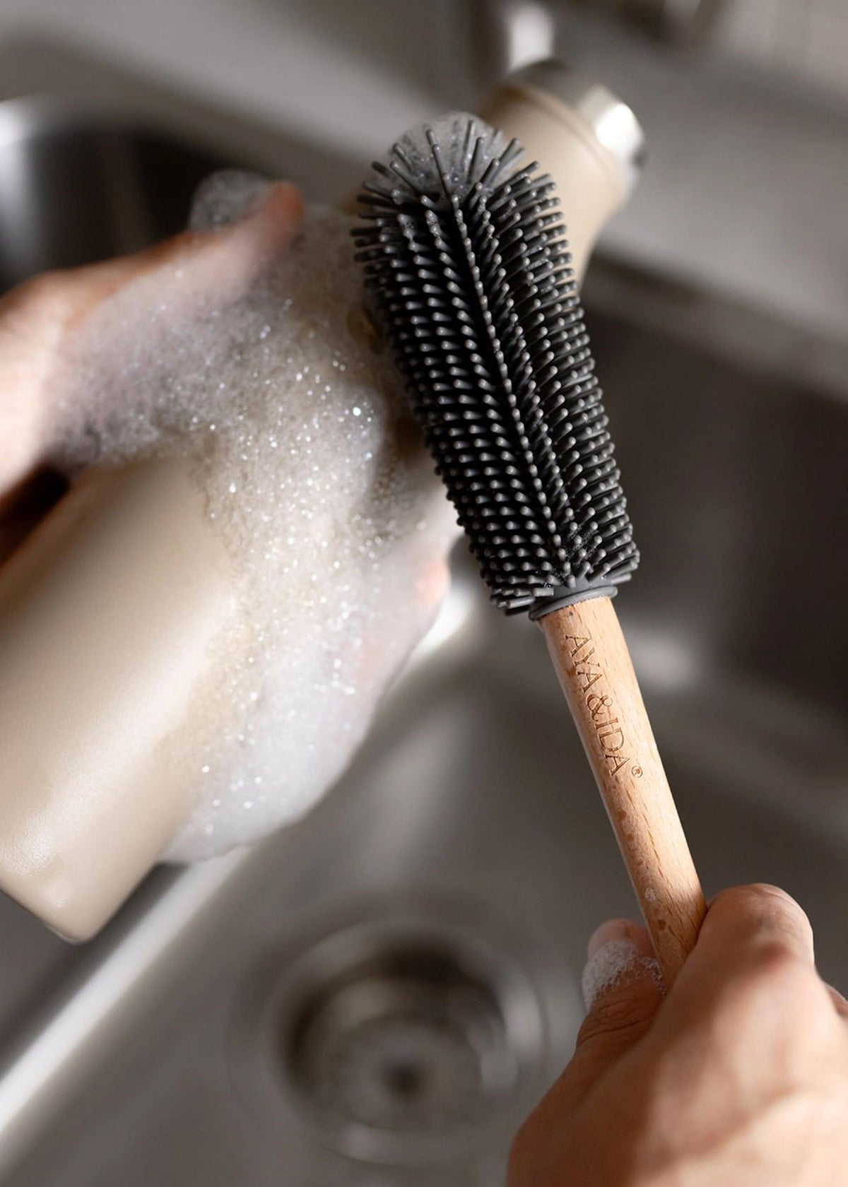 Flaschenbürste Dark Grey in Grau präsentiert im Onlineshop von KAQTU Design AG. Zutaten ist von AYA&IDA
