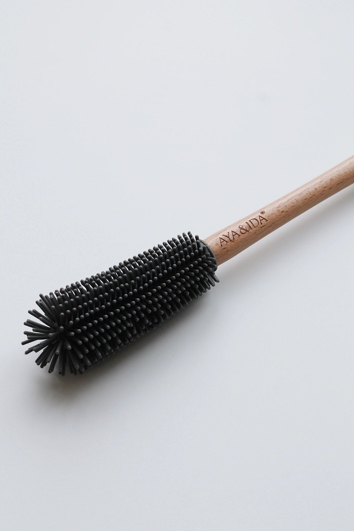 Flaschenbürste Dark Grey in Grau präsentiert im Onlineshop von KAQTU Design AG. Zutaten ist von AYA&IDA