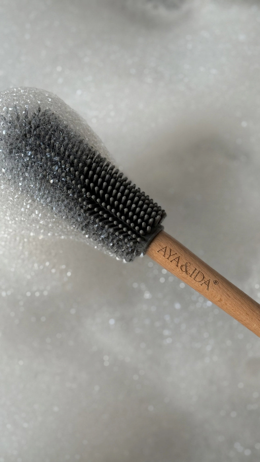 Flaschenbürste Dark Grey in Grau präsentiert im Onlineshop von KAQTU Design AG. Zutaten ist von AYA&IDA