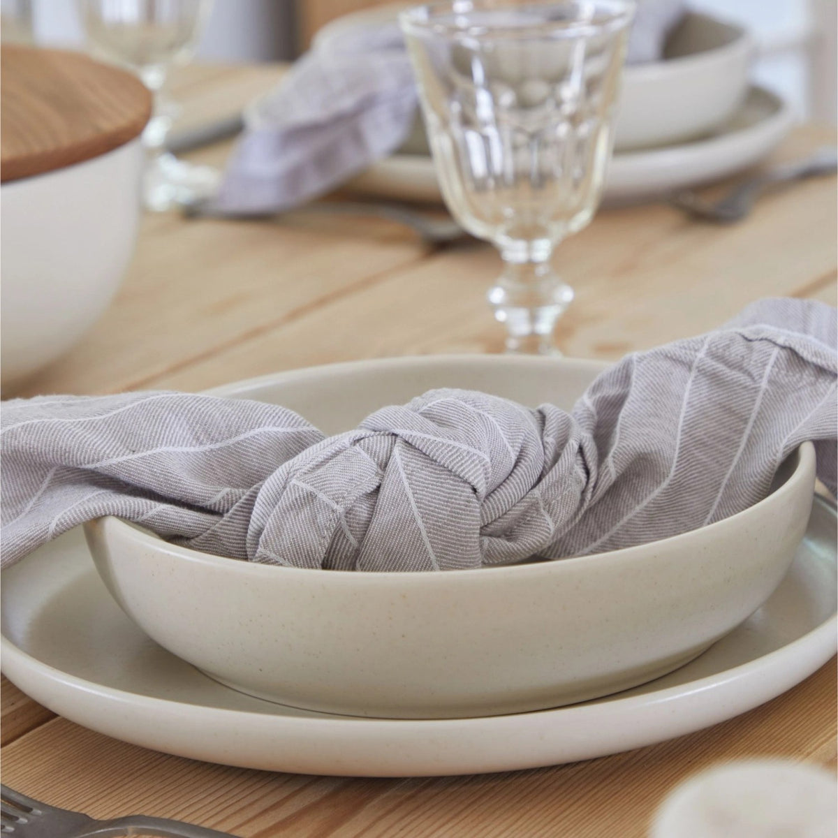 Beige Steinzeug-Schale Pacifica von Costa Nova, rund, Durchmesser 22.1cm, Höhe 5cm, Fassungsvermögen 990ml, Farbe Vanilla.