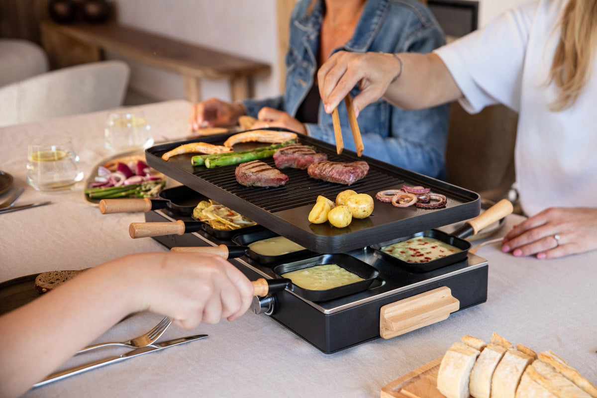 Party Raclette für 8 Personen 53.4x26cm H14.5cm Buche in Schwarz präsentiert im Onlineshop von KAQTU Design AG. Küchenhelfer ist von Boska