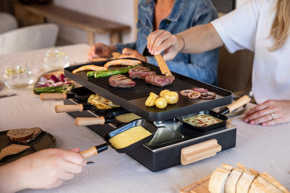 Party Raclette für 8 Personen 53.4x26cm H14.5cm Buche in Schwarz präsentiert im Onlineshop von KAQTU Design AG. Küchenhelfer ist von Boska