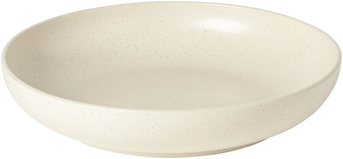 Beige Servierschüssel aus Steinzeug der Serie Pacifica von Costa Nova, rund geformt, Masse 31.9x31.8cm, Höhe 6.3cm.
