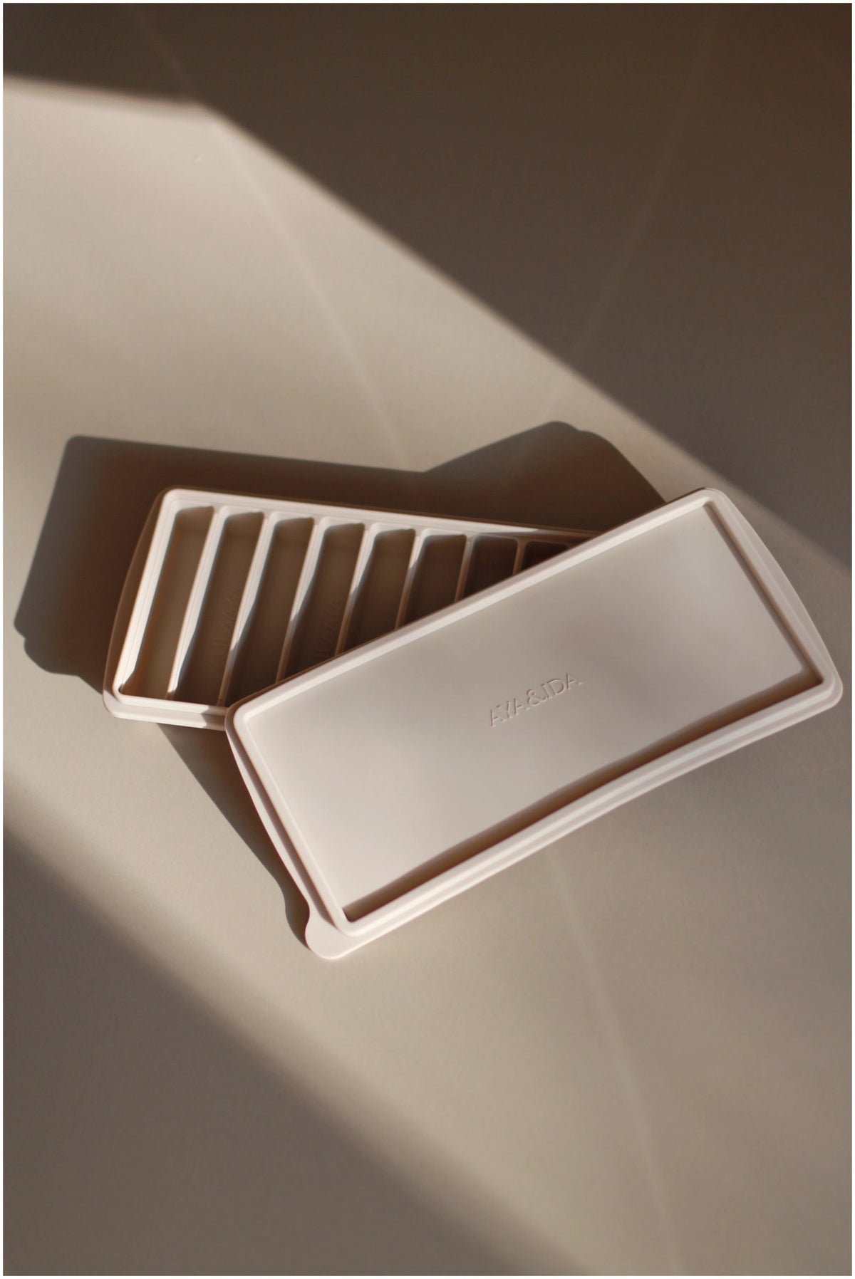 Eiswürfelbehälter Cream Beige in Beige präsentiert im Onlineshop von KAQTU Design AG. ist von AYA&IDA
