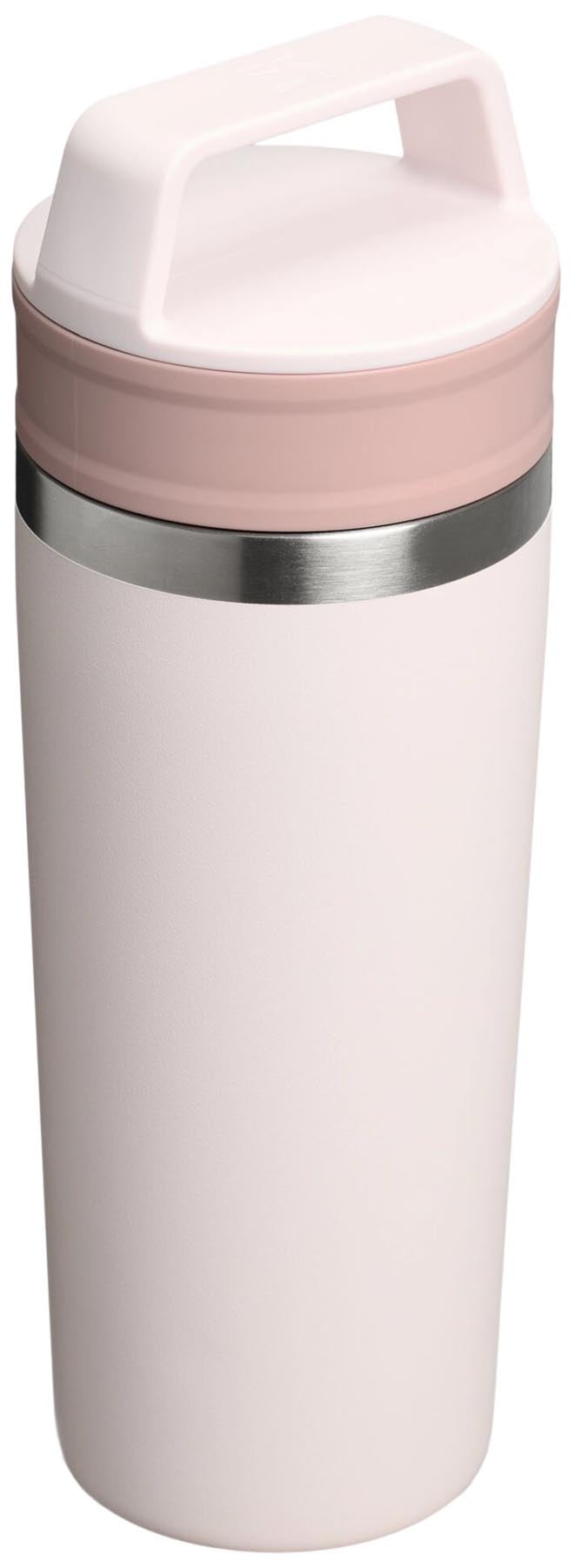 Eleganter Café-To-Go Travel Mug in zartem Rose Quartz von Stanley, ideal für unterwegs. Hält Getränke warm und stilvoll.