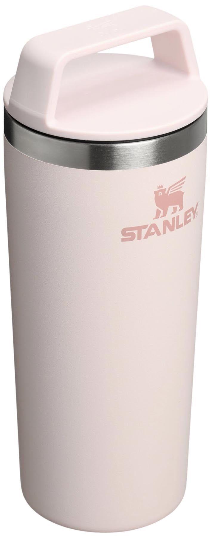 Stylischer und praktischer Café-To-Go Becher in sanftem Rose Quartz von Stanley, perfekt für heiße Getränke unterwegs.