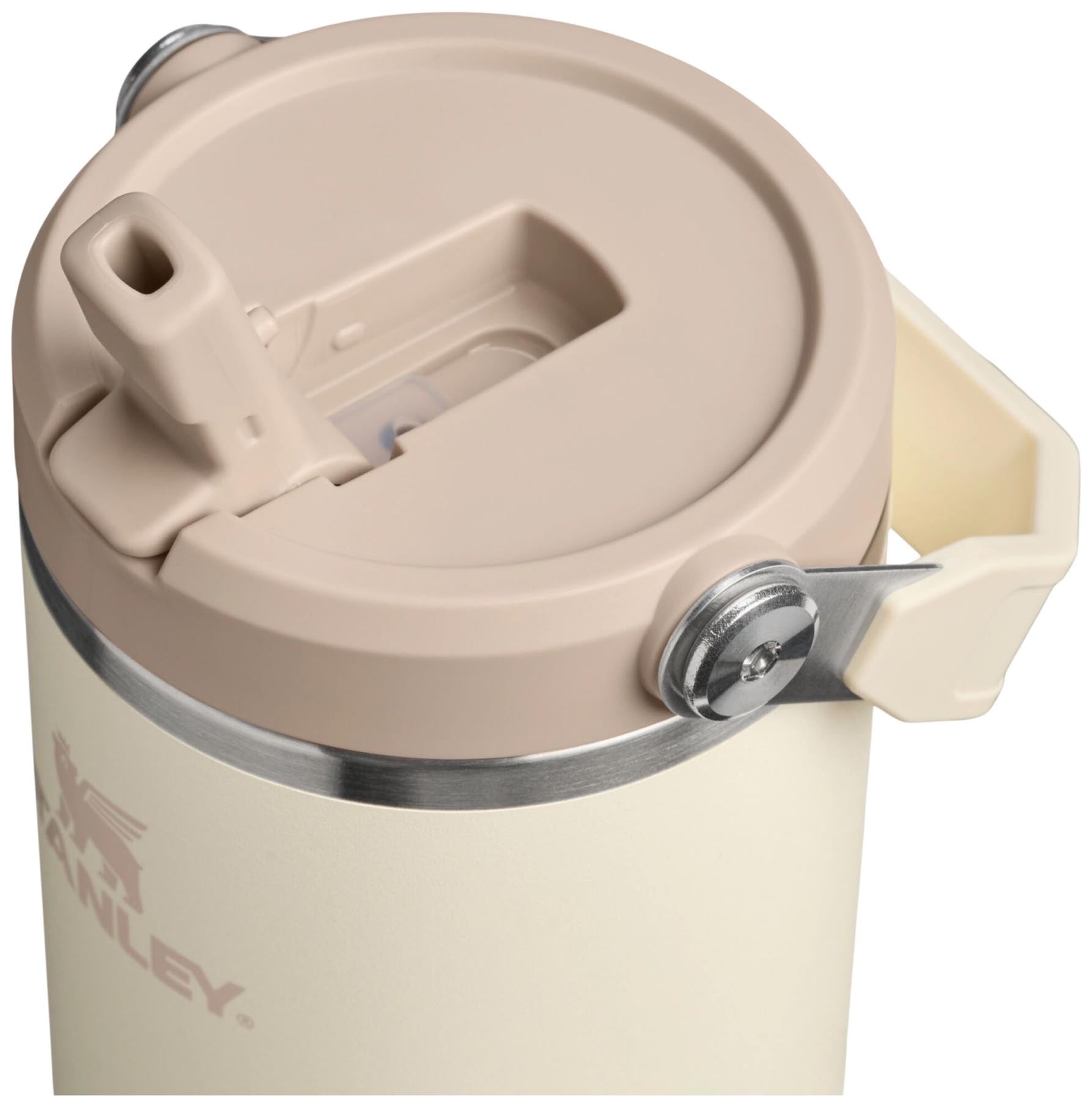 Eleganter Stanley Becher mit Flip Straw in Creme, 0.89l, optimal für erfrischende Getränke, ideal für Reisen und den täglichen Gebrauch.