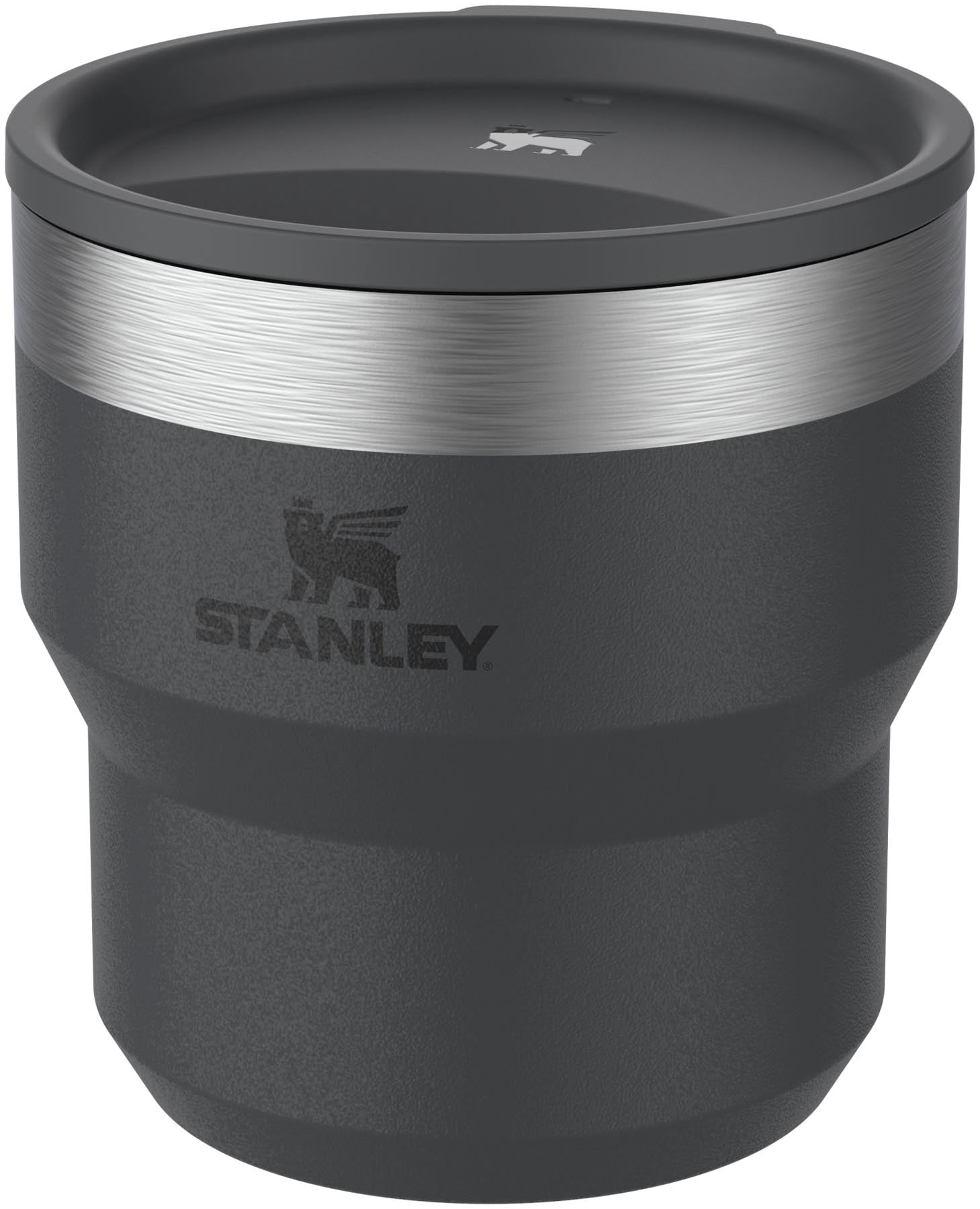 Schlichte schwarze Camp Tasse von Stanley, perfekt für Outdoor-Abenteuer, hält Getränke warm und fasst 0.29l.