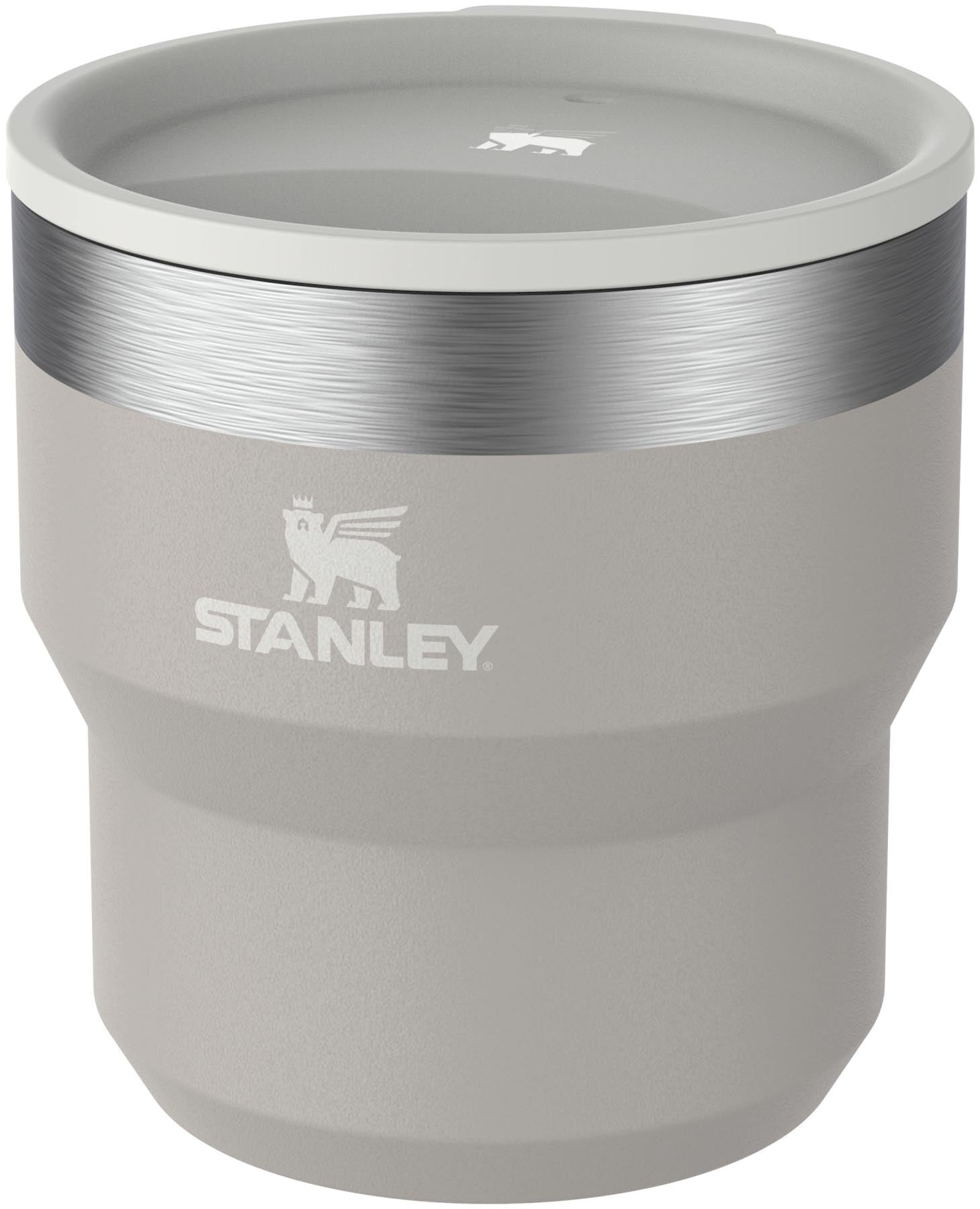 Graue Stanley Stay Hot Stacking Camp Tasse mit 0.29l Volumen, perfekt für heiße Getränke, robust und stapelbar für unterwegs.