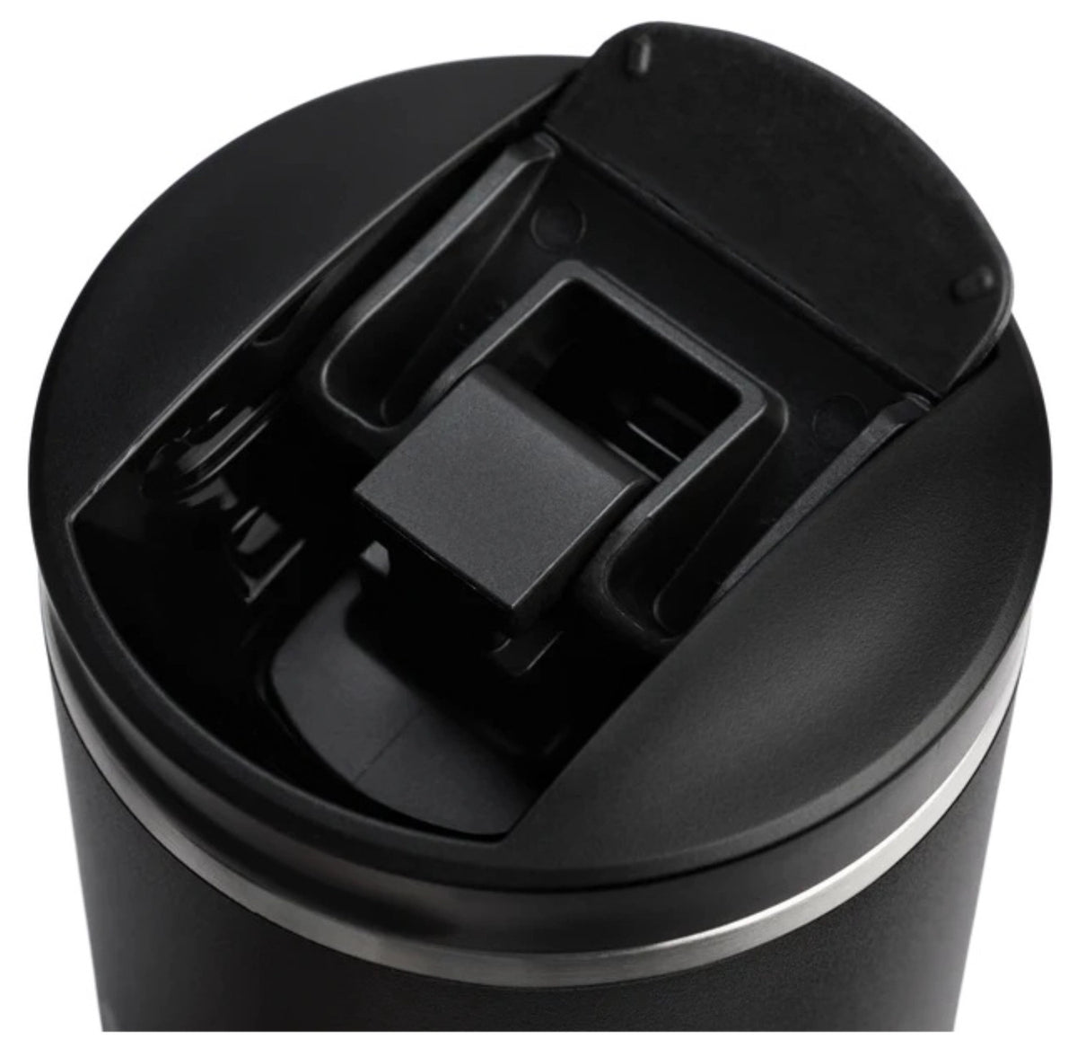 Transit FlipTop Becher 0.59l black 2.0 in Schwarz präsentiert im Onlineshop von KAQTU Design AG. Thermosflasche ist von Stanley