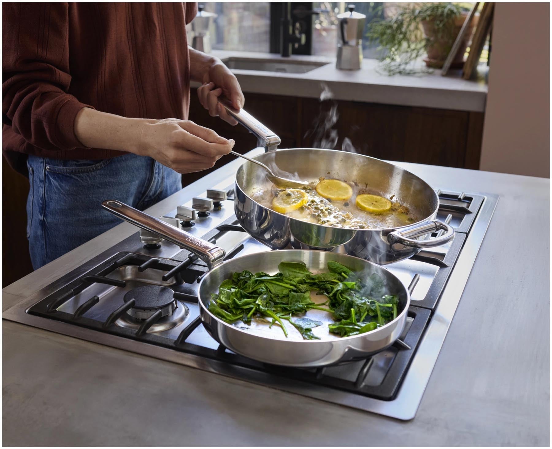 Hochwertige 24 cm Bratpfanne aus Edelstahl mit innovativem Klappgriff, perfekt für vielseitige Kochanwendungen und stilvolles Servieren.