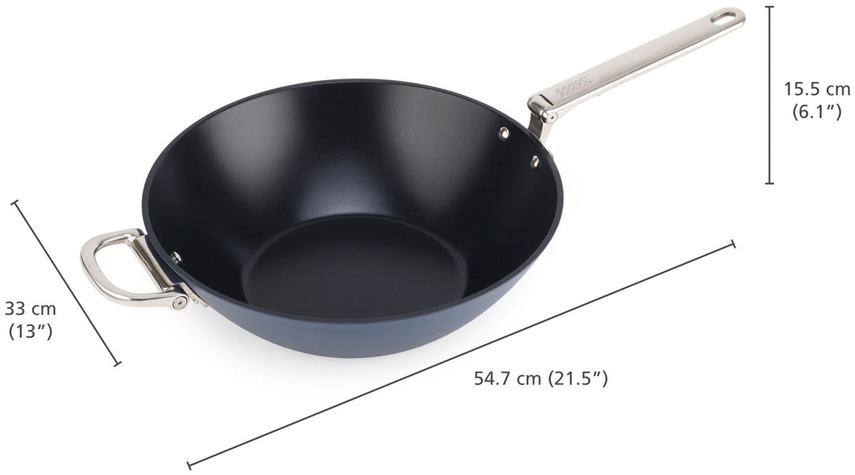 Space Wok D32cm Edelstahl mit Klappgriff und Deckel antihaft in Silber präsentiert im Onlineshop von KAQTU Design AG. Wok Pfanne ist von Joseph Joseph