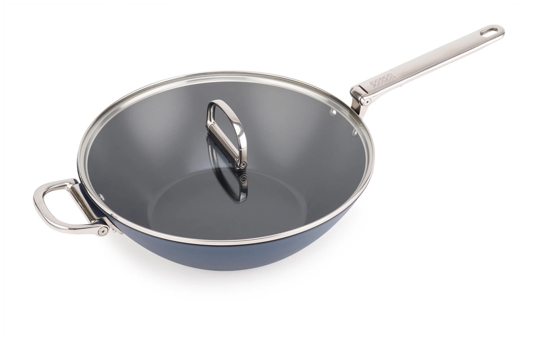 Eleganter 32 cm Wok aus Edelstahl von Joseph Joseph, ideal für gesundes Kochen mit Klappgriff und antihaftbeschichtetem Deckel.